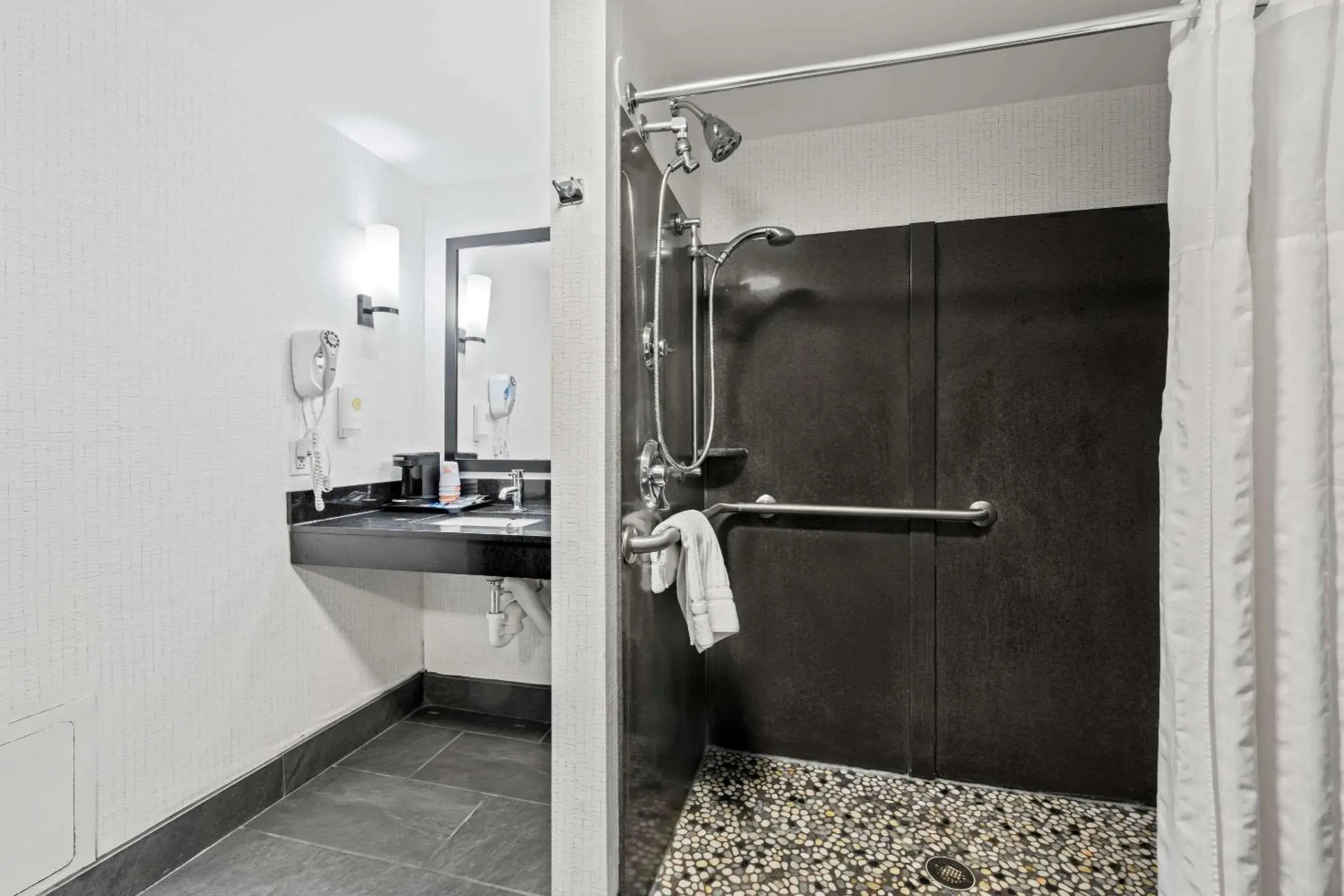 Bedroom in Comfort Suites Williamsburg Historic Area Bedroom in Comfort Suites Williamsburg Historic Area