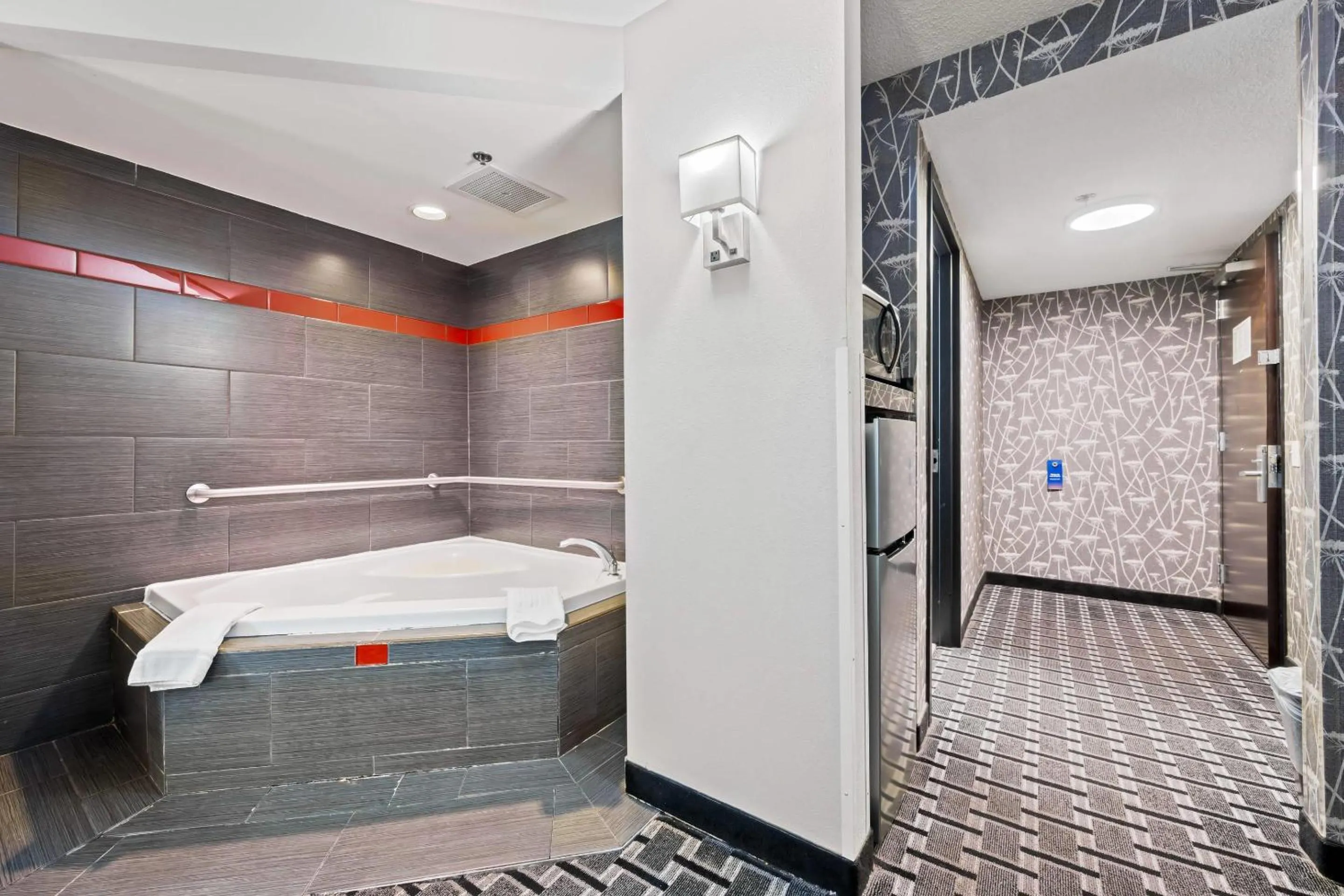 Bedroom in Comfort Suites Williamsburg Historic Area