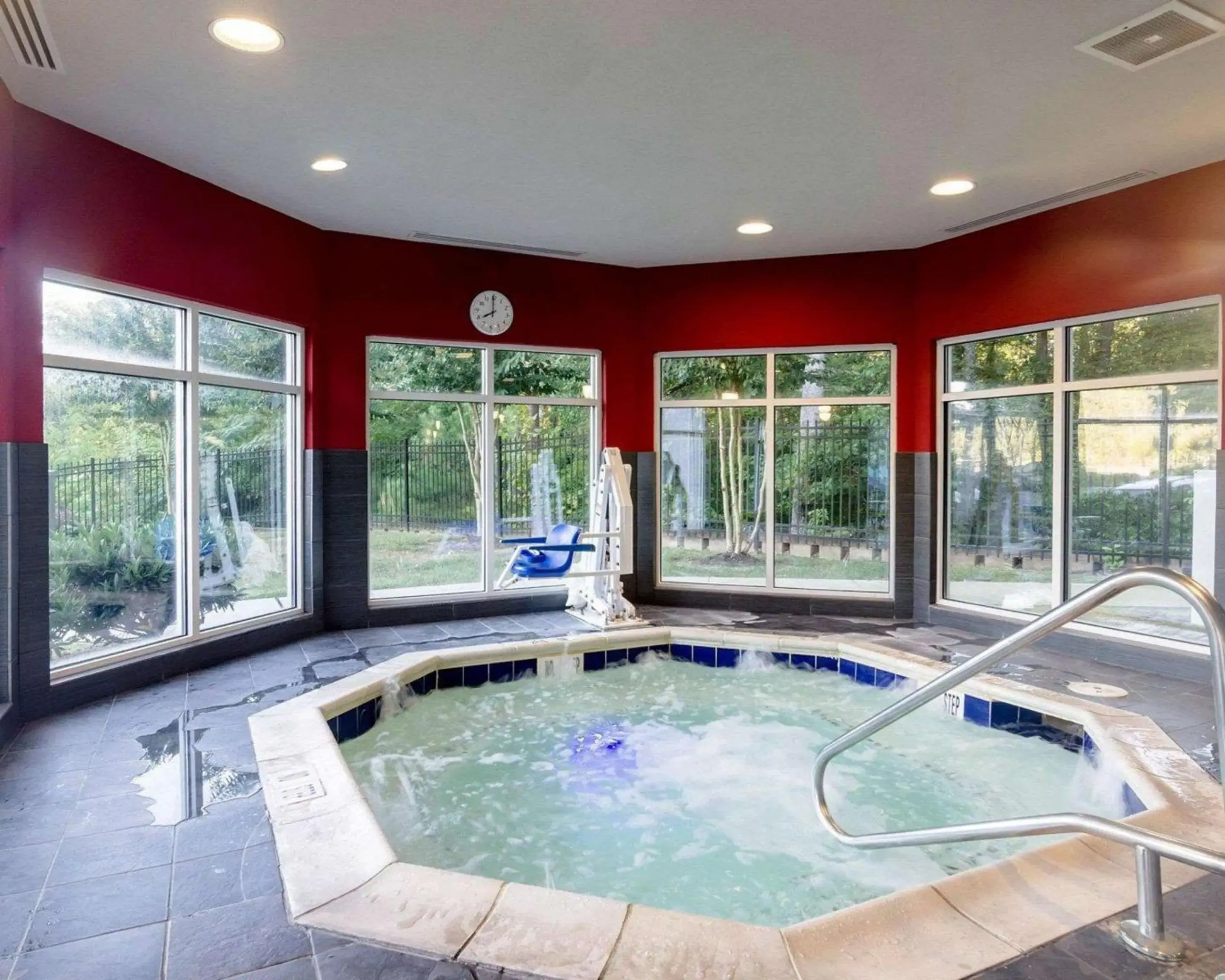 Swimming pool in Comfort Suites Williamsburg Historic Area Swimming pool in Comfort Suites Williamsburg Historic Area