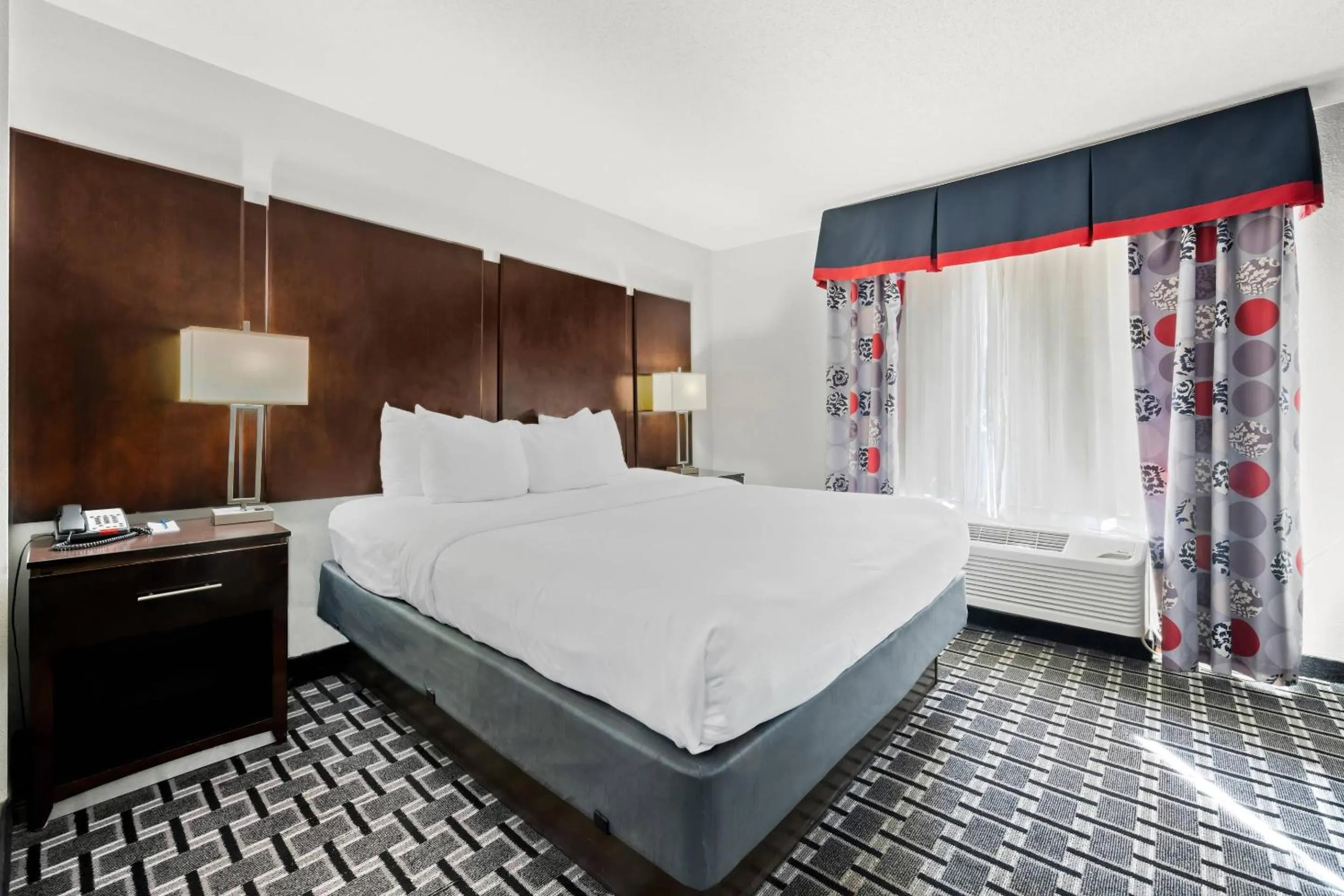 Bedroom, Bed in Comfort Suites Williamsburg Historic Area