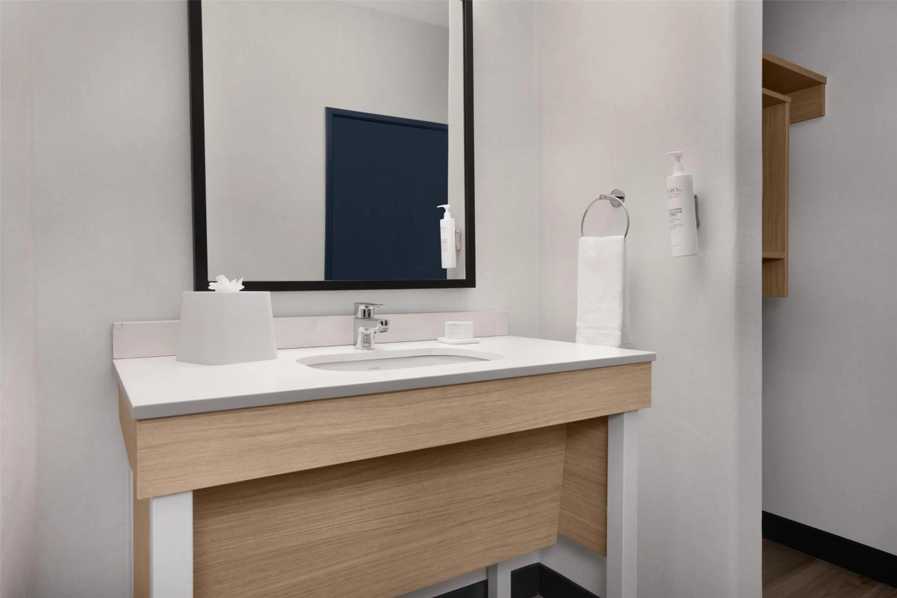 Bathroom in Spark By Hilton Albuquerque North I-25