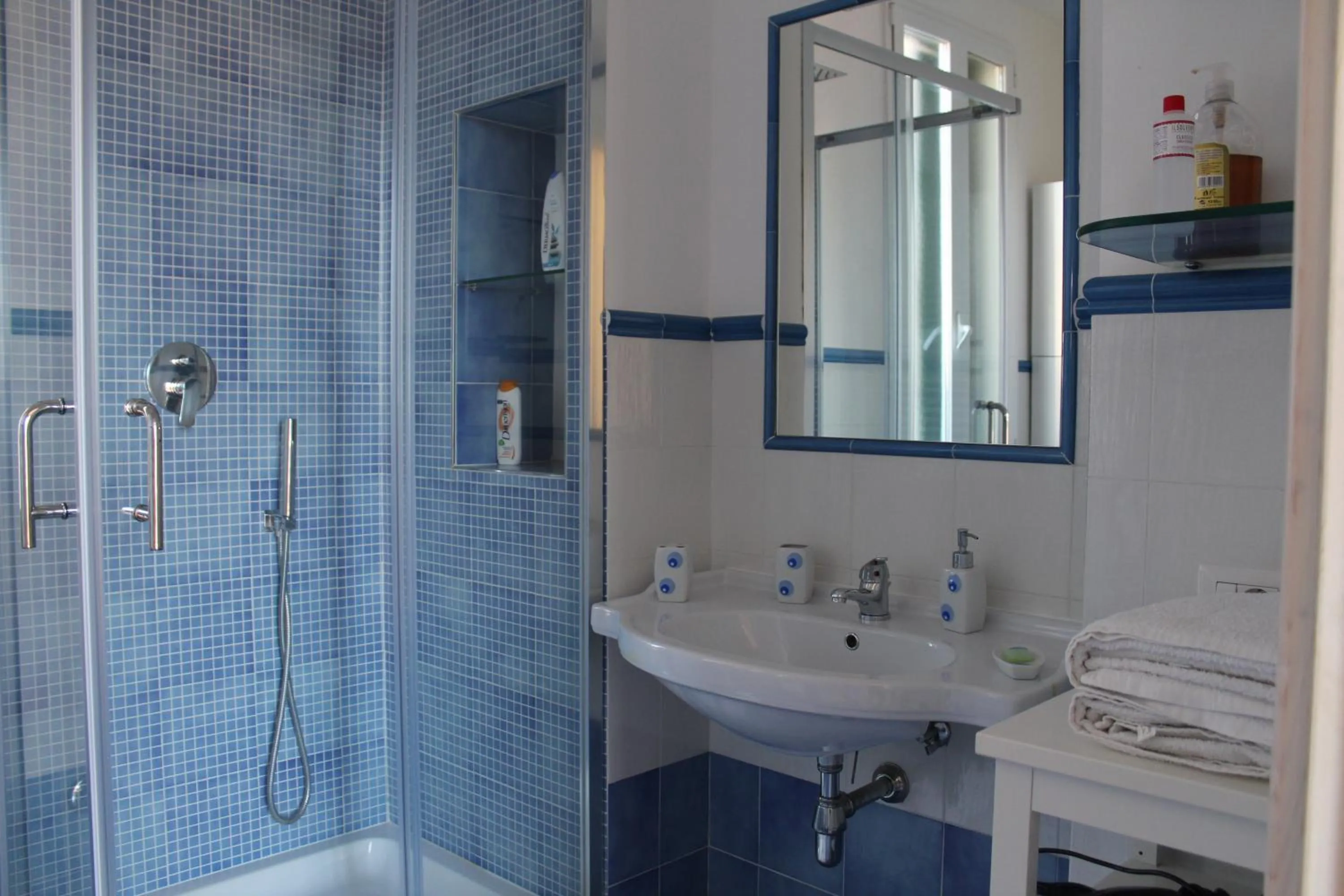 Shower in Gregorius Diamerisma panoramic terrace