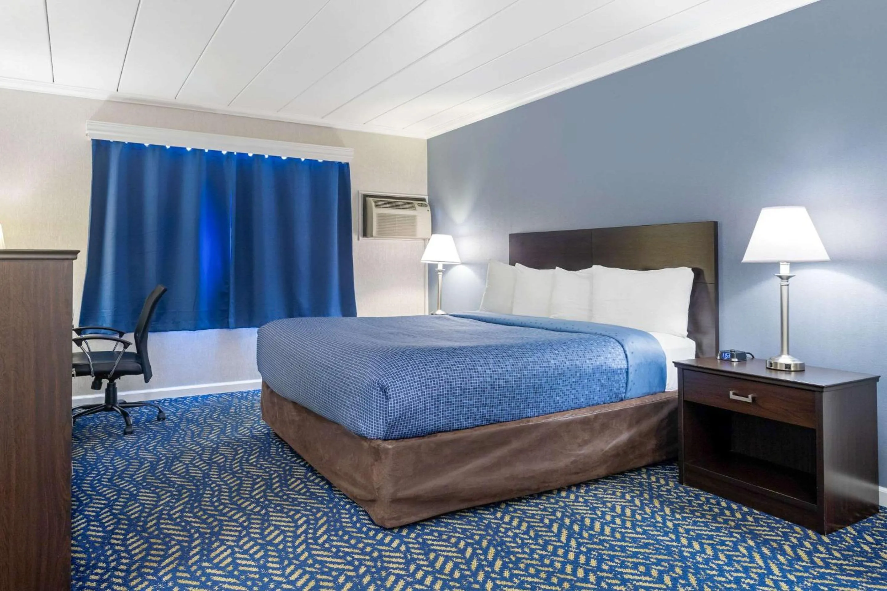 Bedroom, Bed in Econo Lodge Hicksville - Long Island