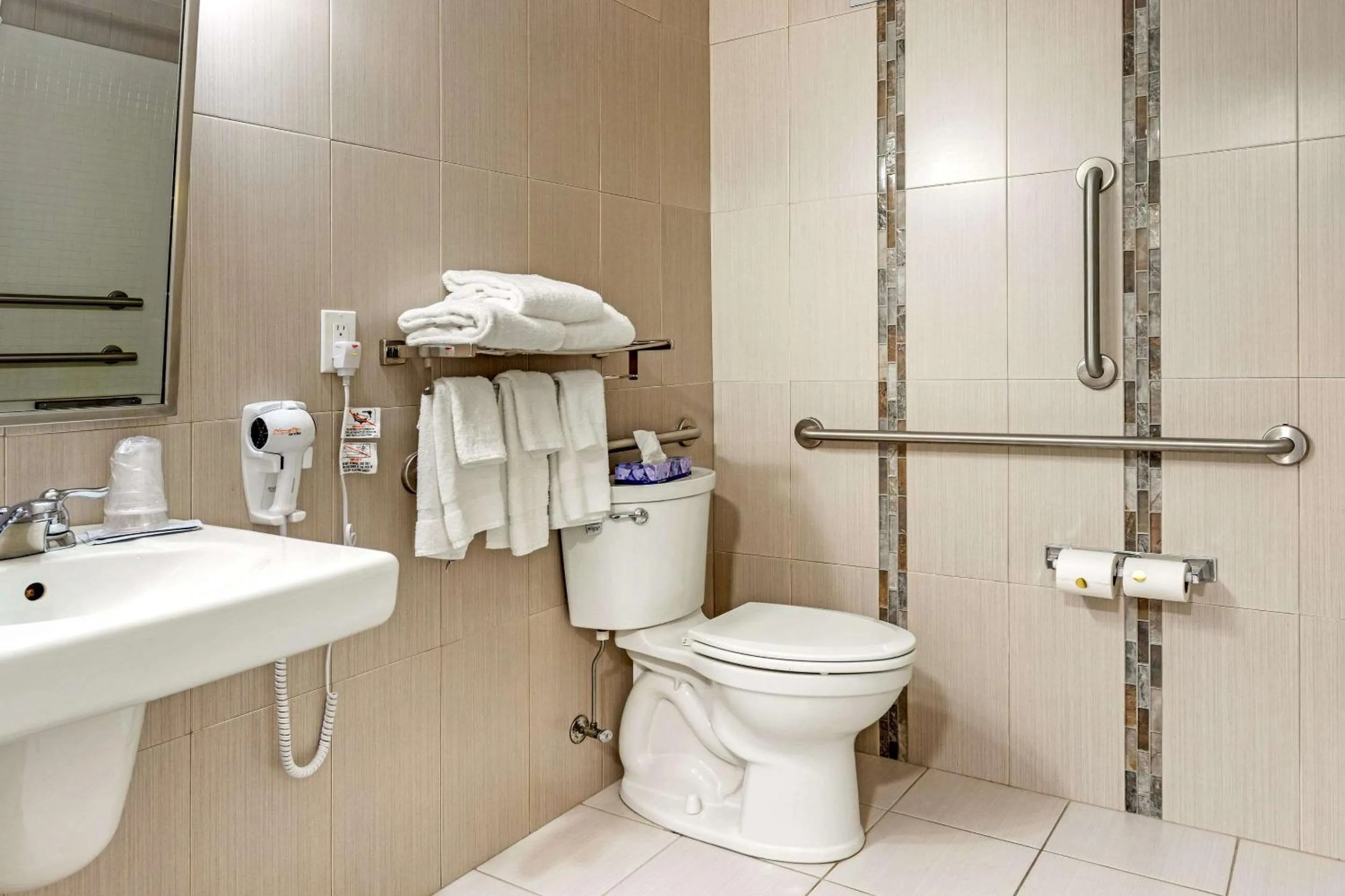 Bathroom in Econo Lodge Hicksville - Long Island