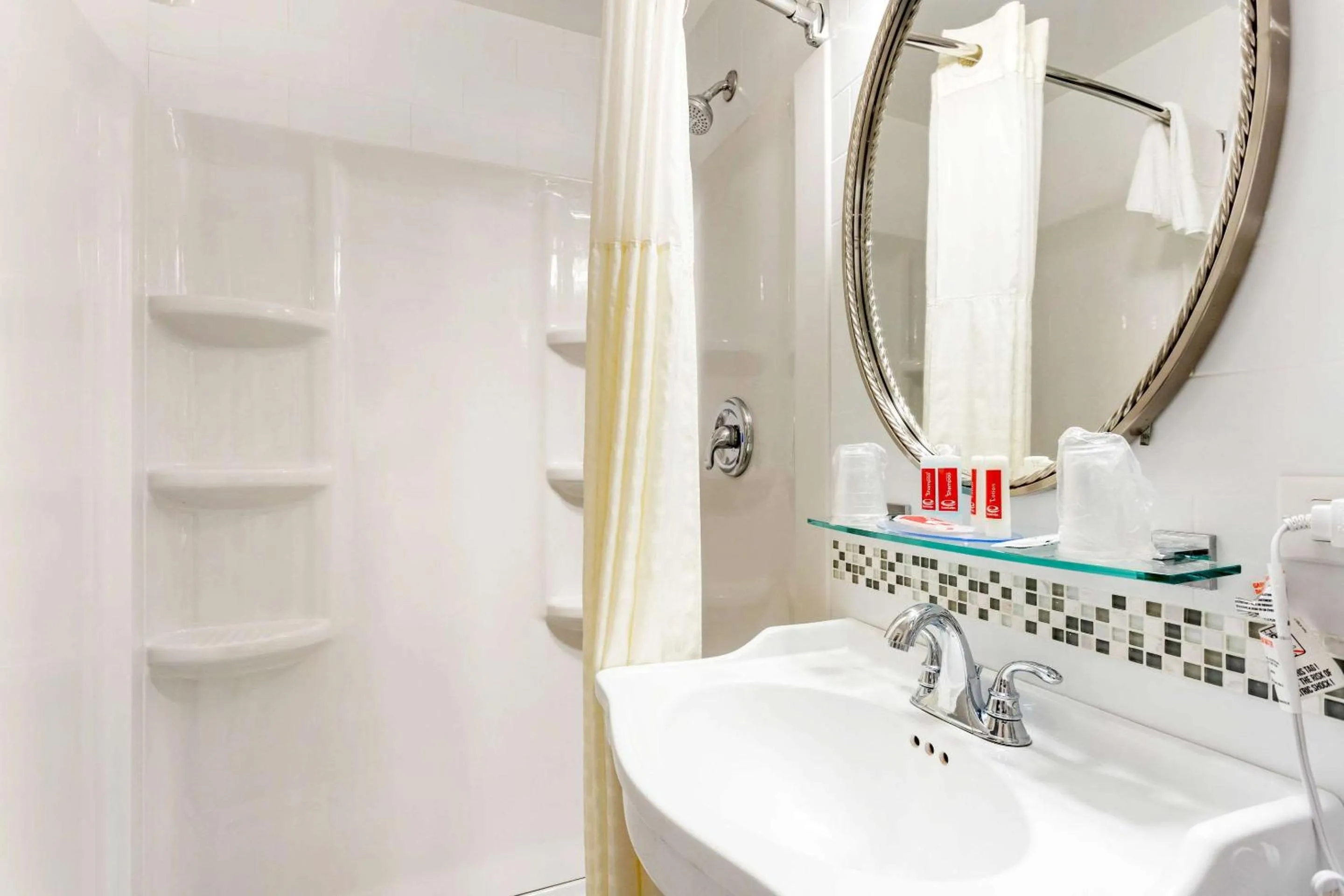 Bathroom in Econo Lodge Hicksville - Long Island