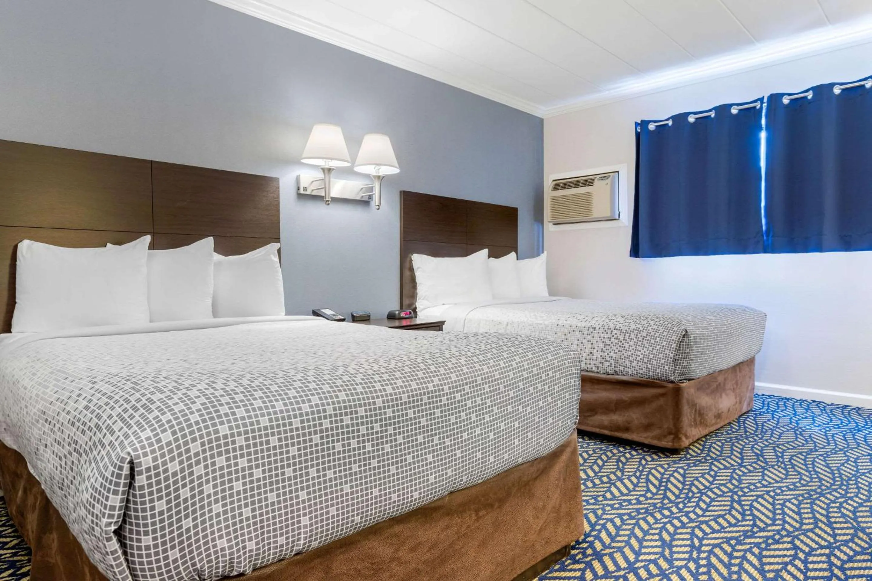 Bedroom, Bed in Econo Lodge Hicksville - Long Island