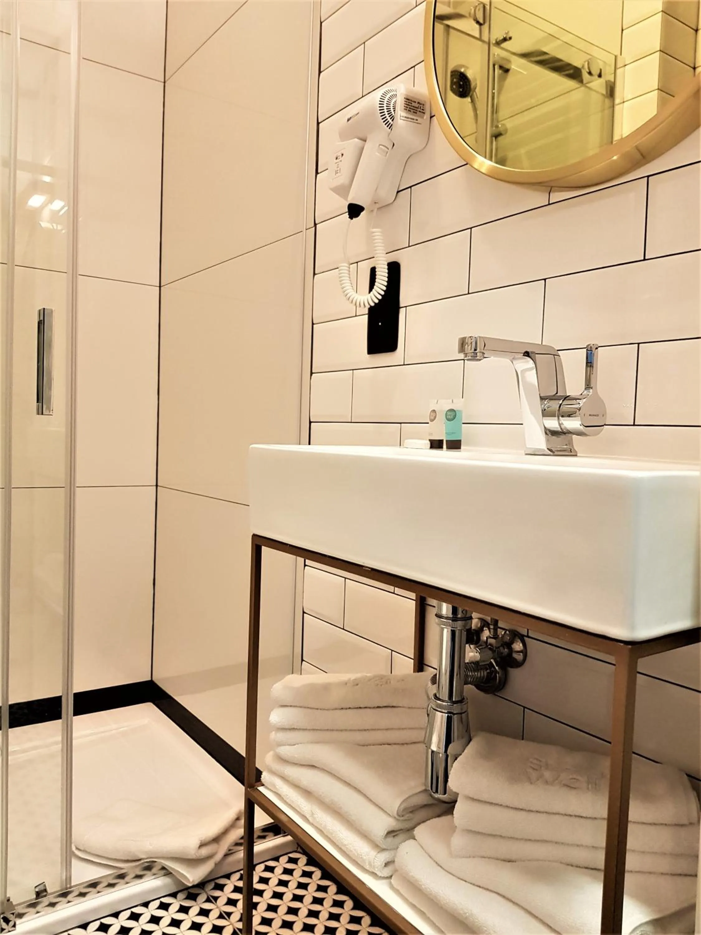 Shower in SLEEPWELL NOWY ŚWIAT - entrance from Ordynacka 14St, through the courtyard