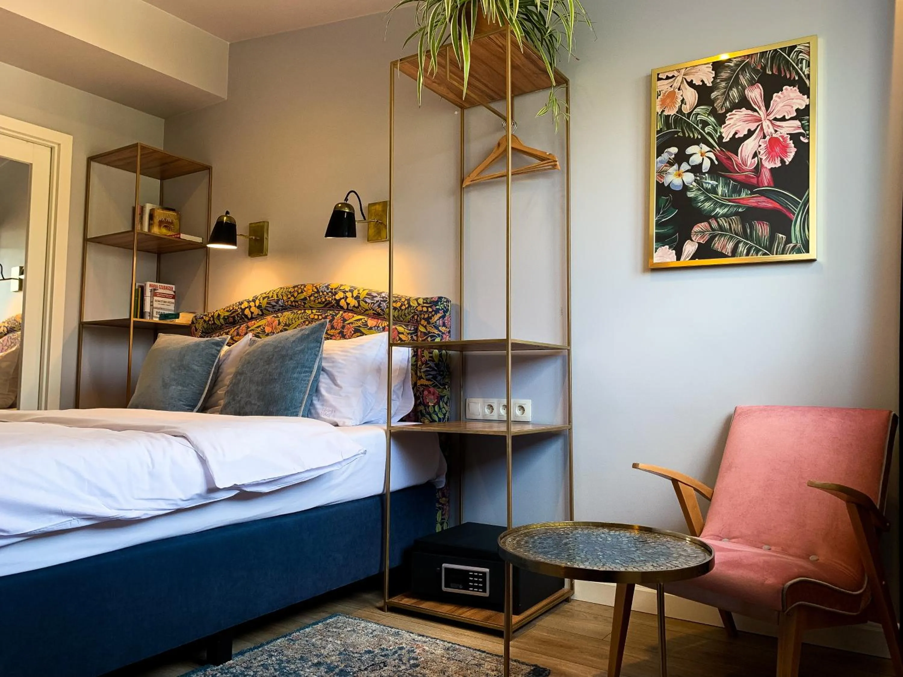 Bed in SLEEPWELL NOWY ŚWIAT - entrance from Ordynacka 14St, through the courtyard