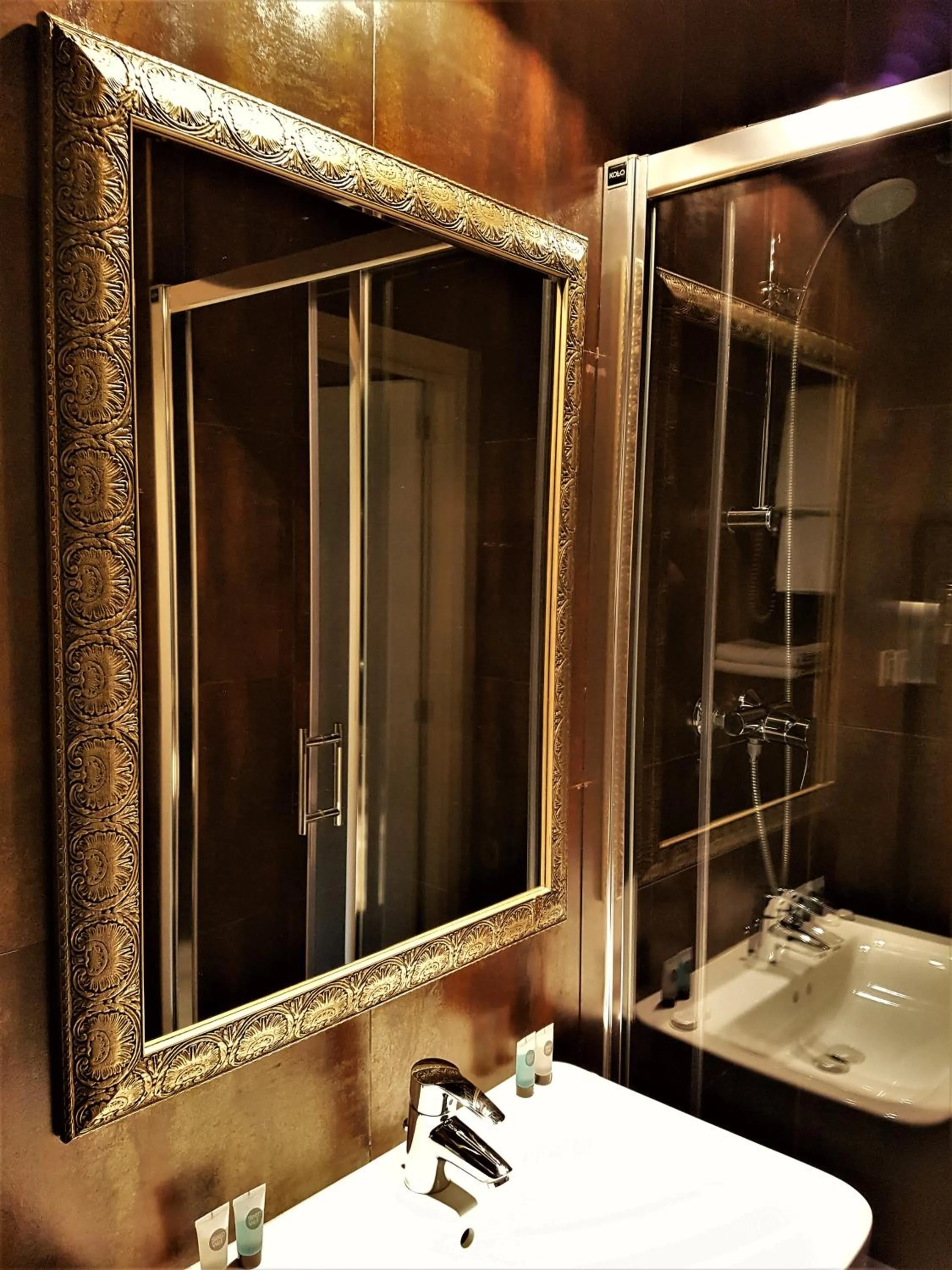 Bathroom in SLEEPWELL NOWY ŚWIAT - entrance from Ordynacka 14St, through the courtyard