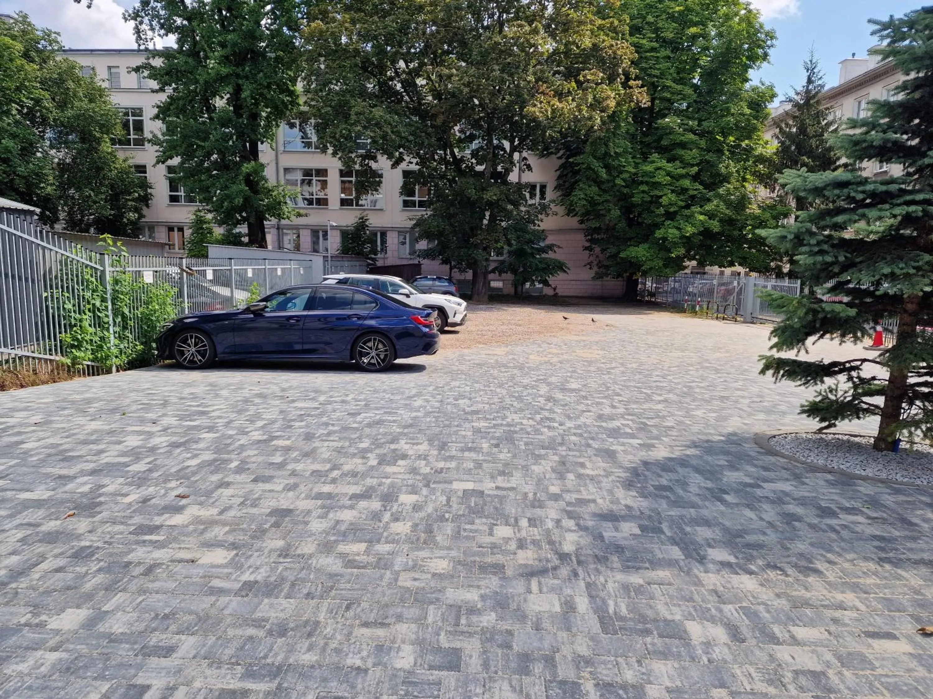 Parking in SLEEPWELL NOWY ŚWIAT - entrance from Ordynacka 14St, through the courtyard