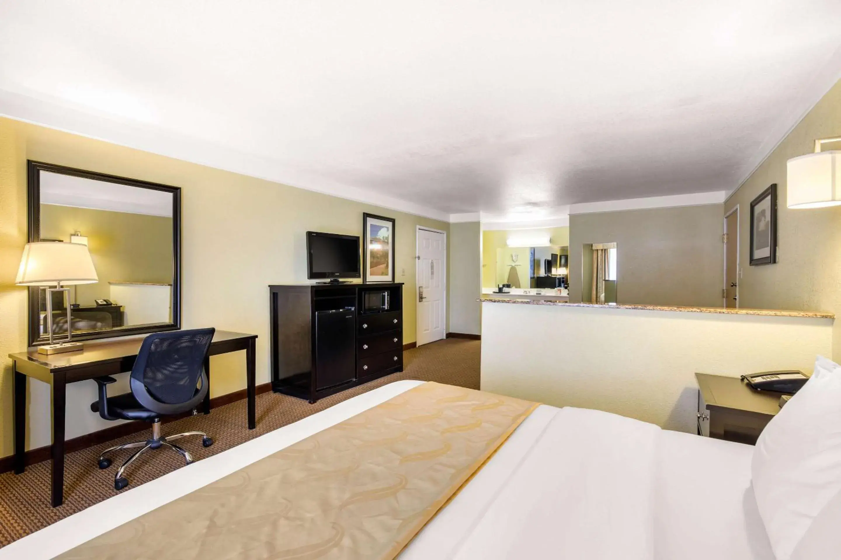 Bedroom, Bed in Quality Inn & Suites Gallup I-40 Exit 20 Bedroom, Bed in Quality Inn & Suites Gallup I-40 Exit 20