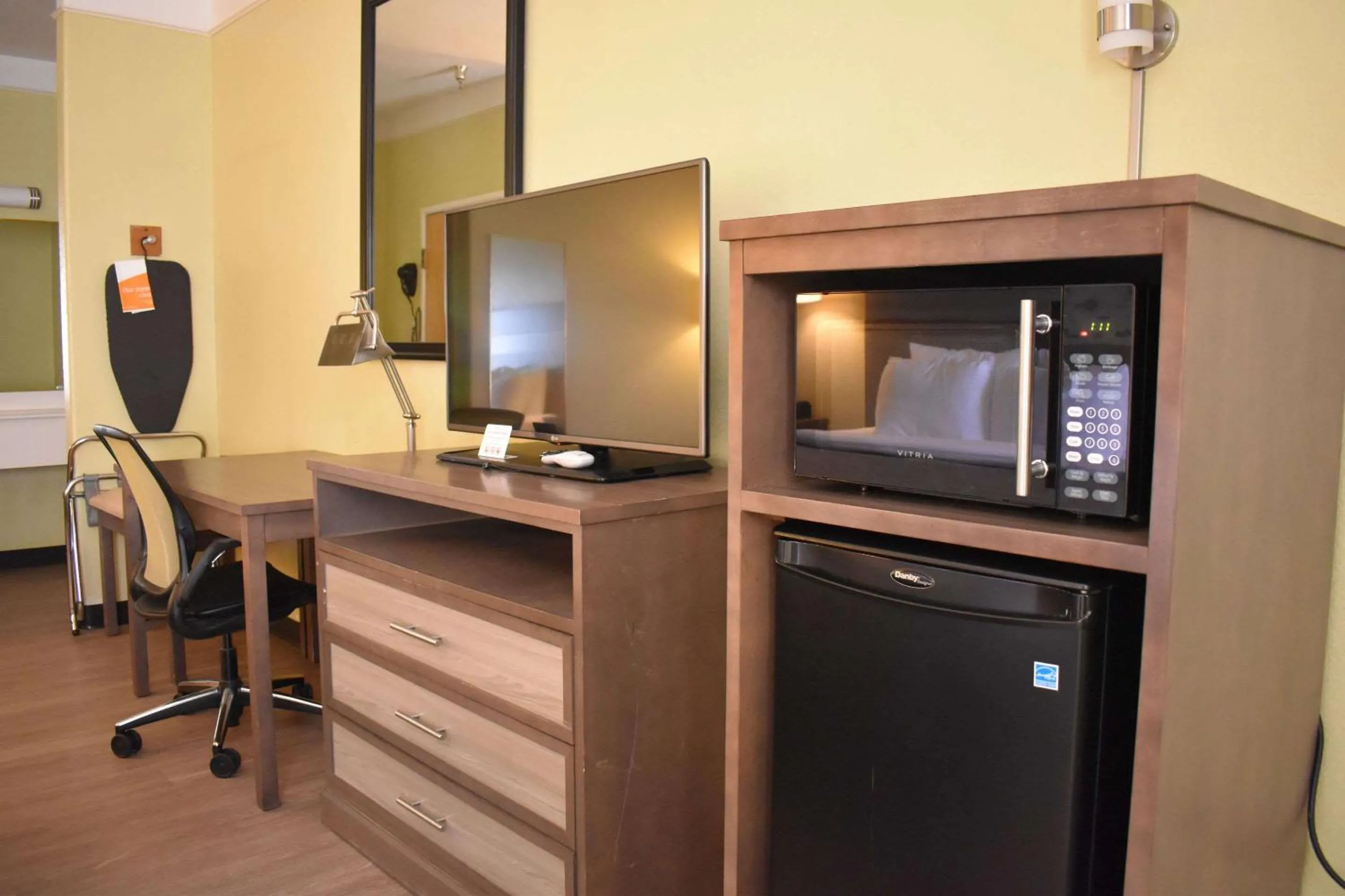 TV and multimedia in Quality Inn & Suites Gallup I-40 Exit 20