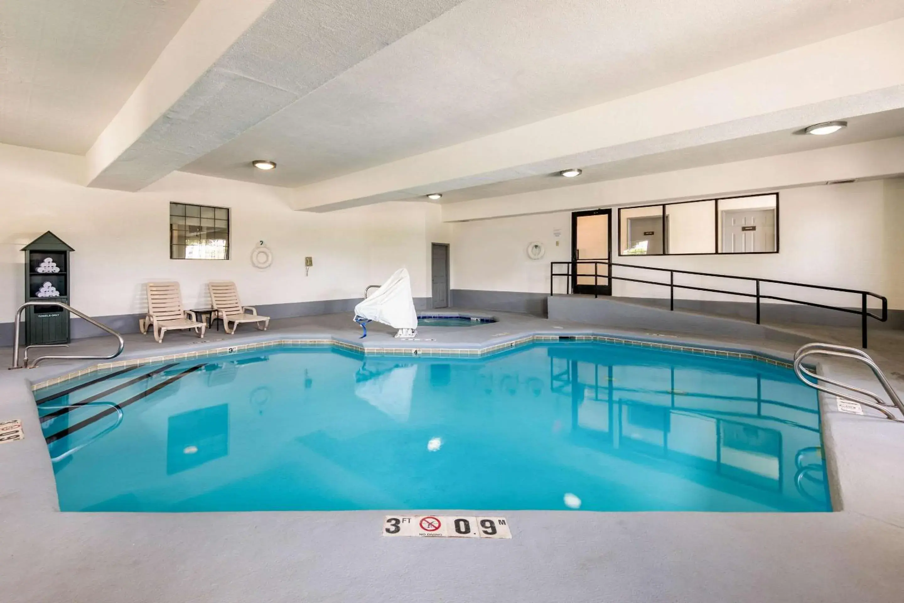 Swimming pool in Quality Inn & Suites Gallup I-40 Exit 20 Swimming pool in Quality Inn & Suites Gallup I-40 Exit 20