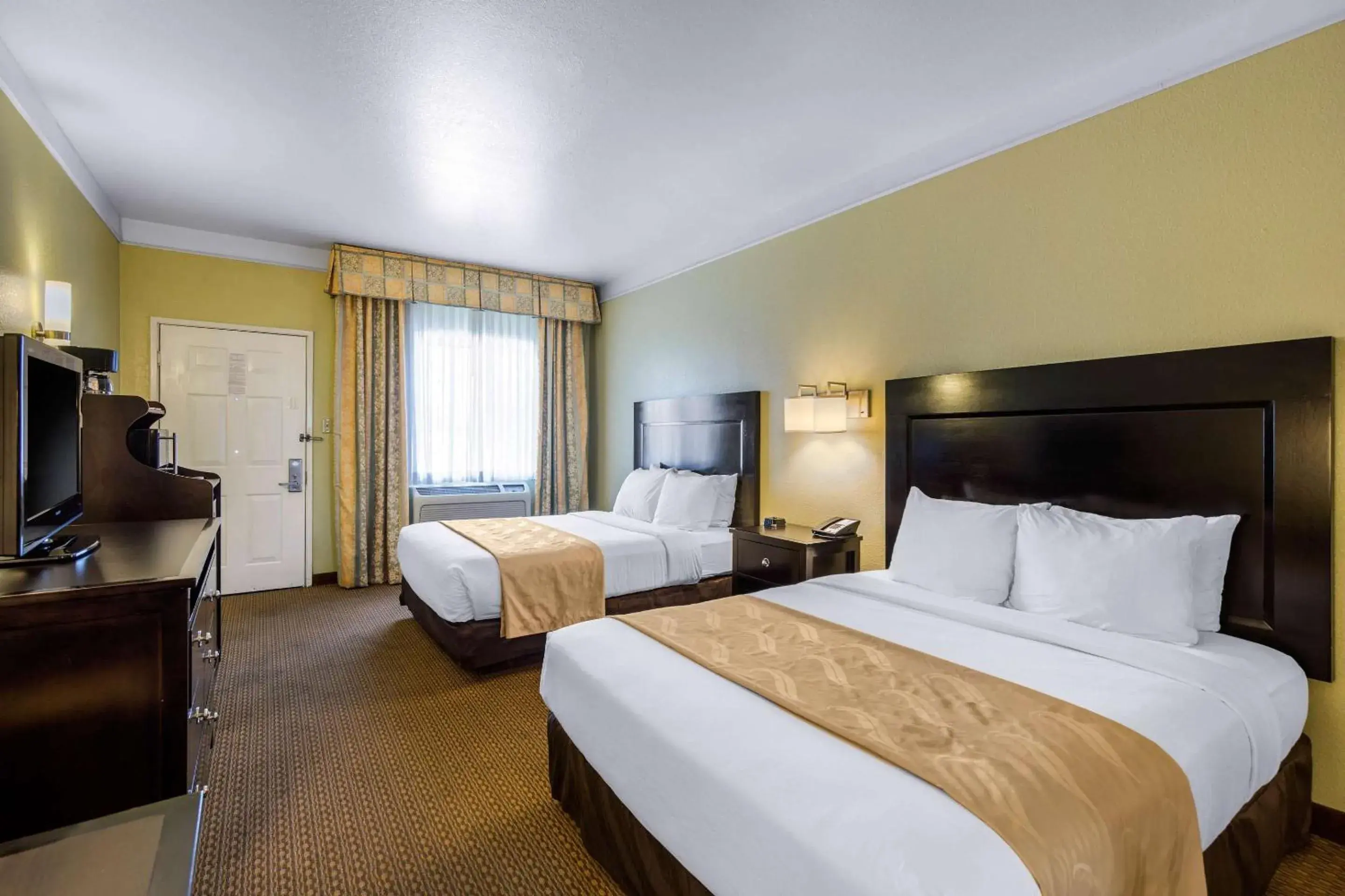 Bedroom, Bed in Quality Inn & Suites Gallup I-40 Exit 20 Bedroom, Bed in Quality Inn & Suites Gallup I-40 Exit 20