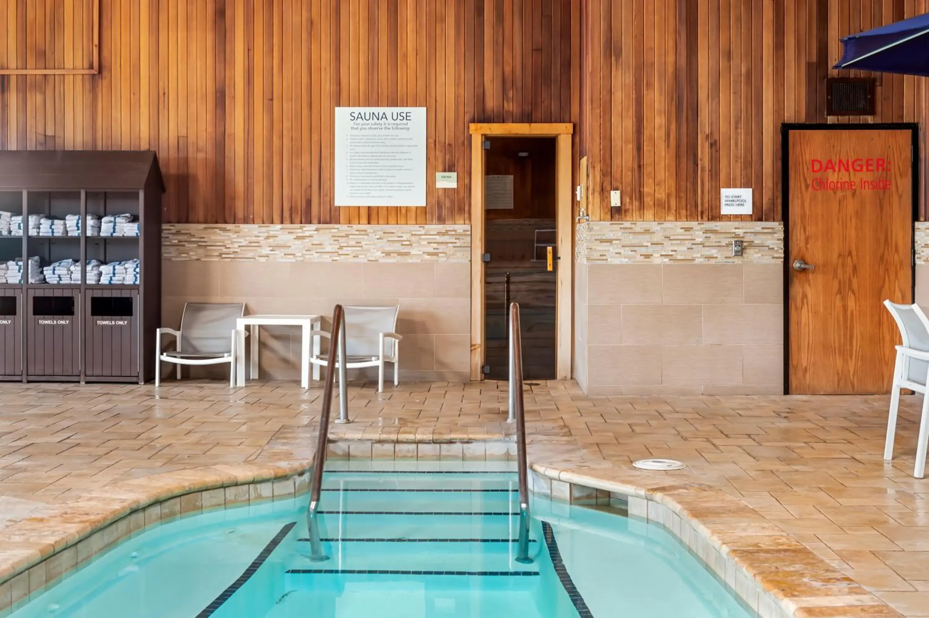 Pool view in DoubleTree by Hilton Roseville Minneapolis Pool view in DoubleTree by Hilton Roseville Minneapolis