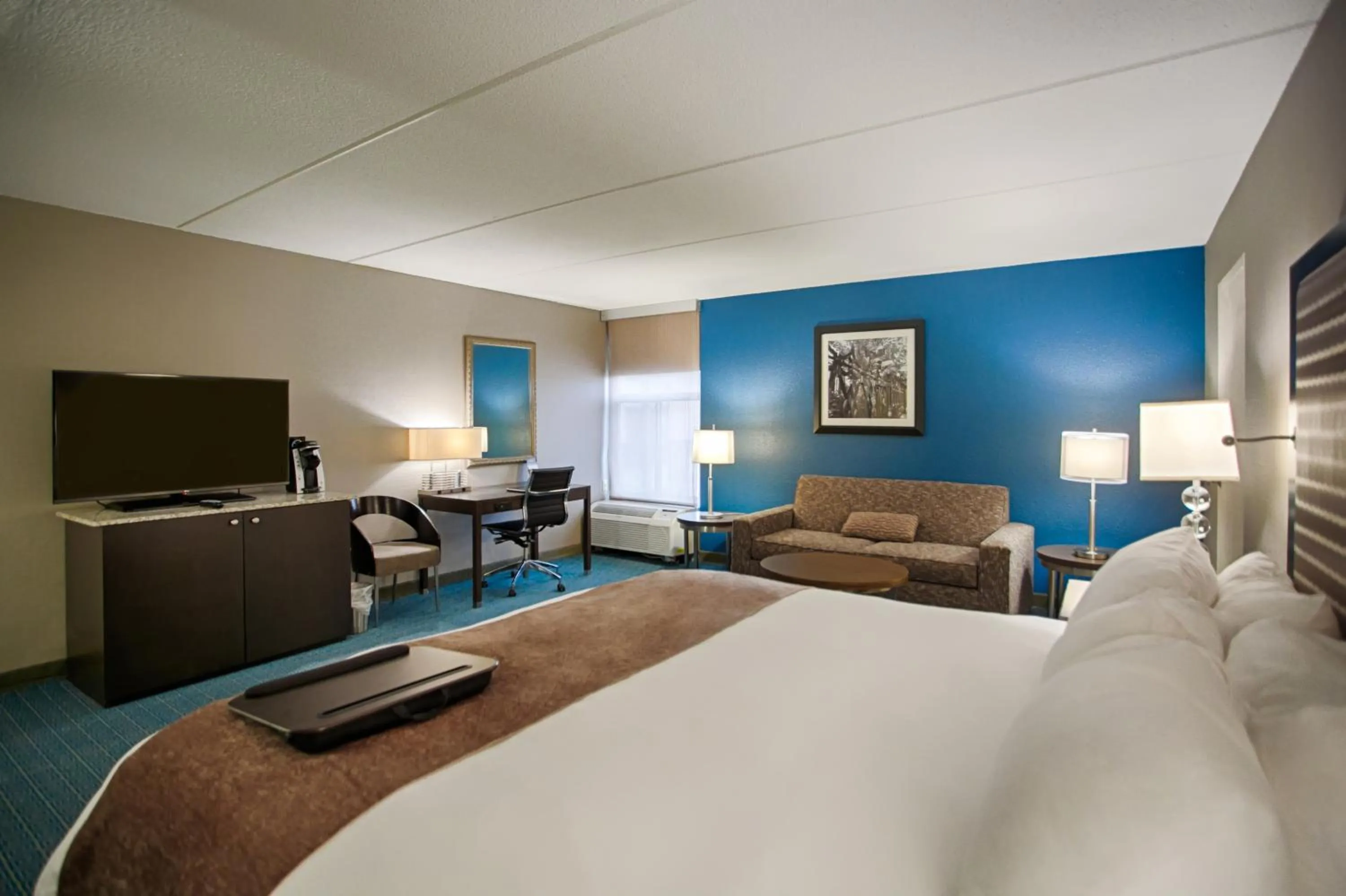 Bedroom, Bed in DoubleTree by Hilton Roseville Minneapolis