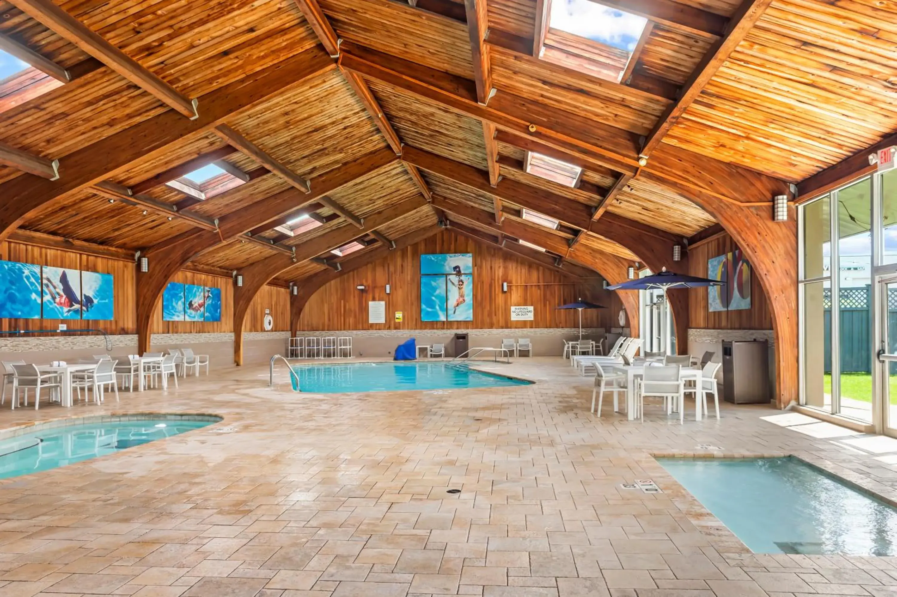 Swimming pool in DoubleTree by Hilton Roseville Minneapolis Swimming pool in DoubleTree by Hilton Roseville Minneapolis