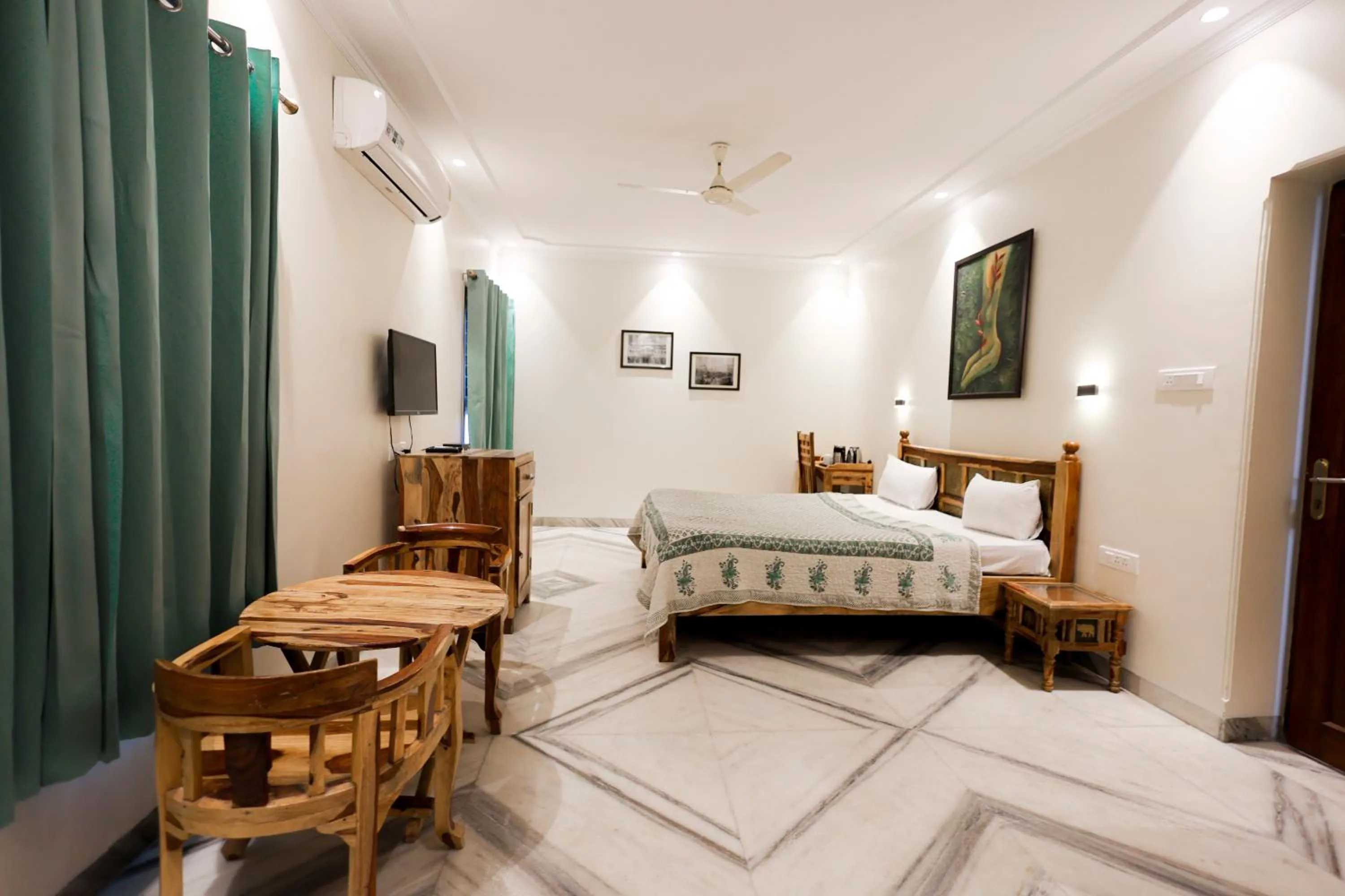 Photo of the whole room, Bed in Gumaan Auberge