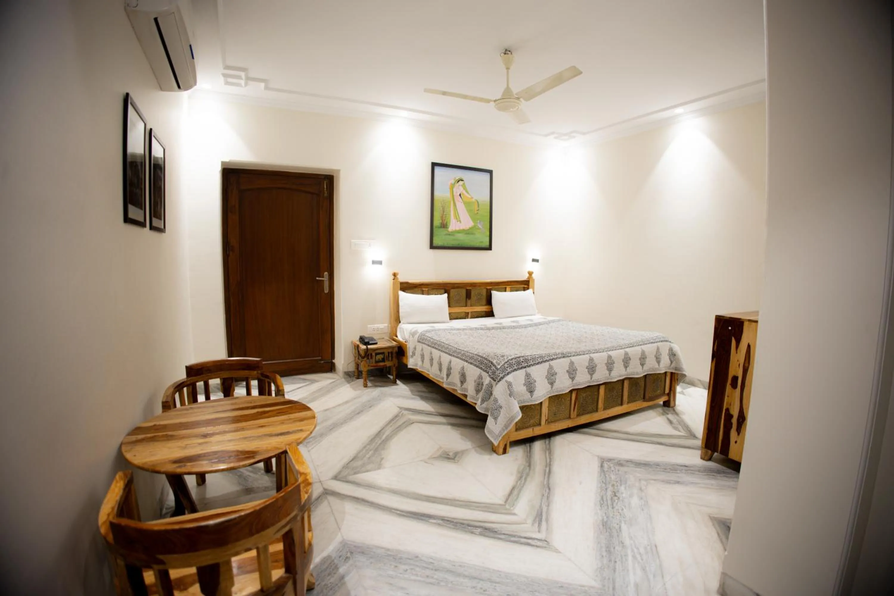 Photo of the whole room, Bed in Gumaan Auberge