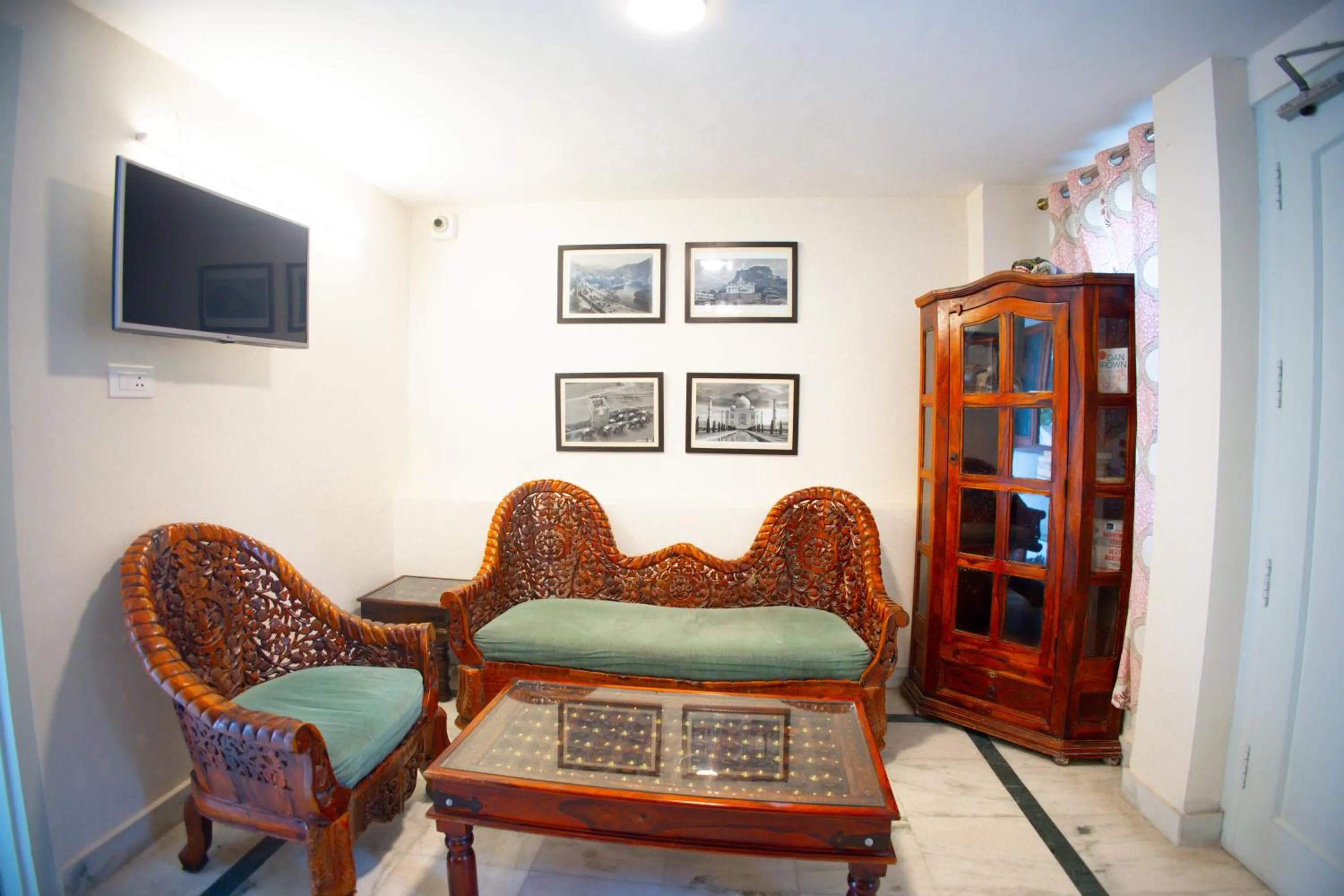 Communal lounge/ TV room in Gumaan Auberge