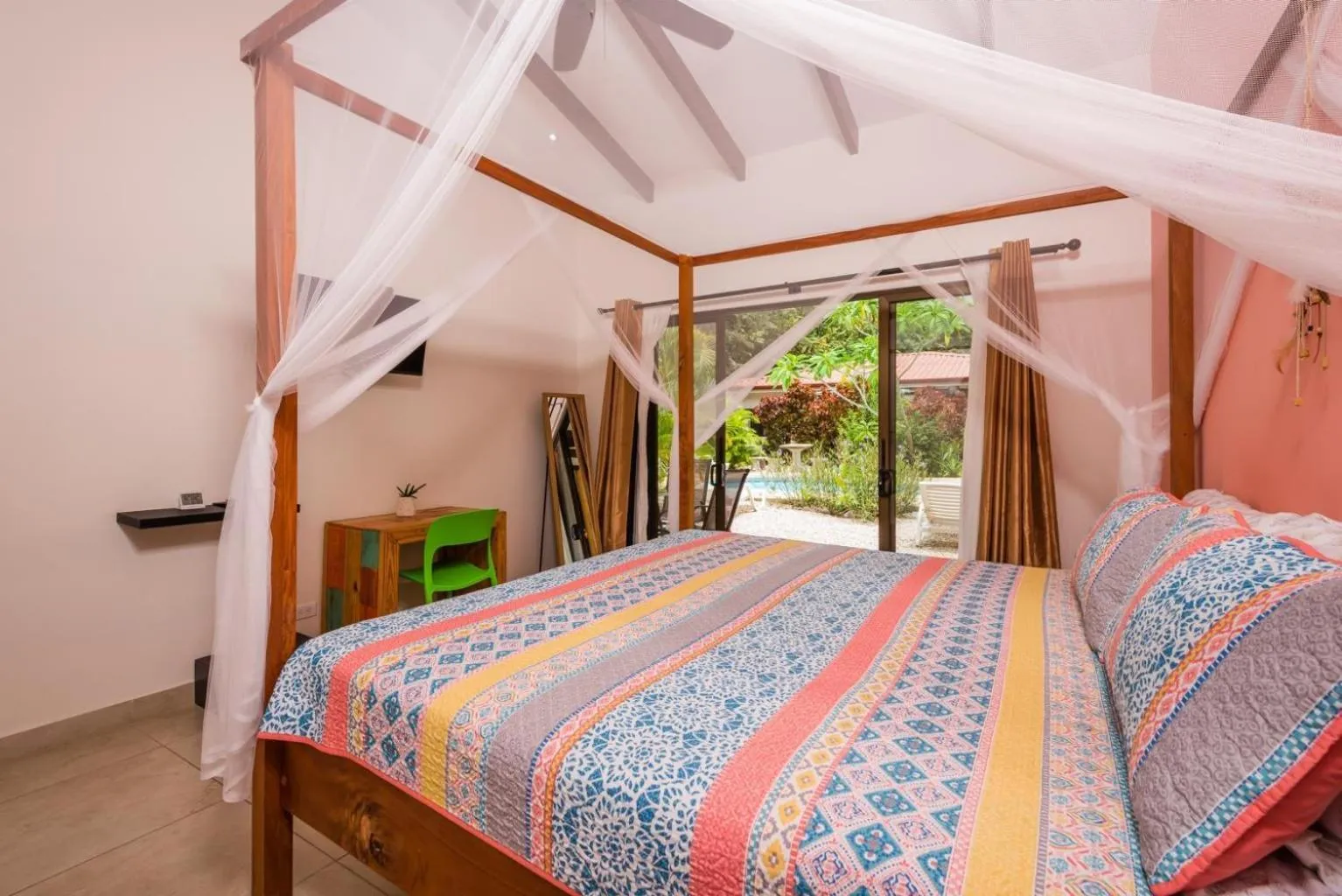 Shower, Bed in Surfside Mar Y Posa