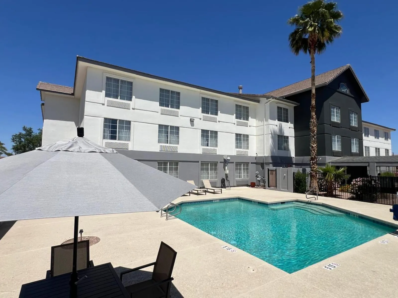 Swimming pool in Garner Hotel Phoenix Northwest - Surprise by IHG