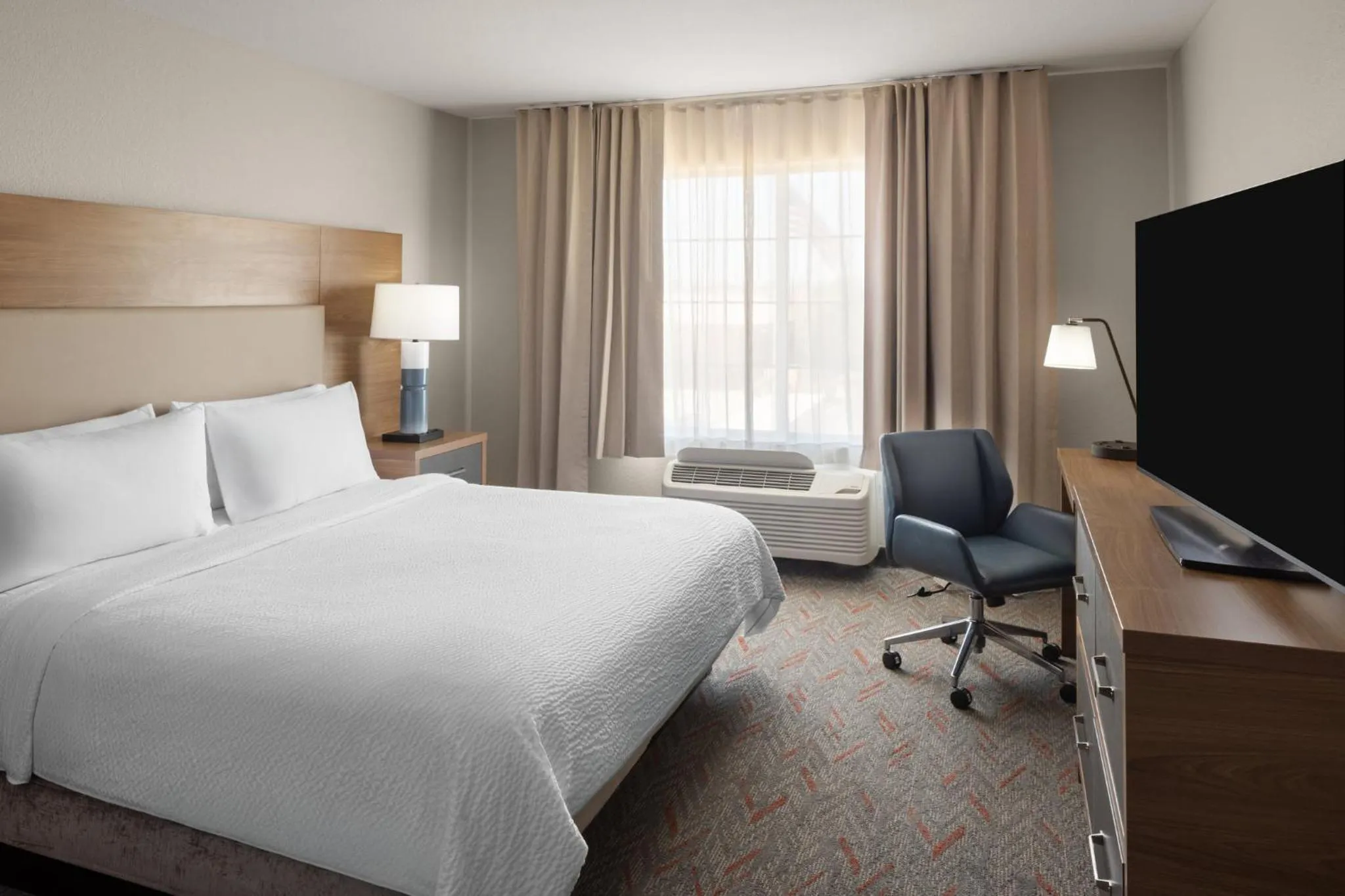 Photo of the whole room, Bed in Garner Hotel Phoenix Northwest - Surprise by IHG