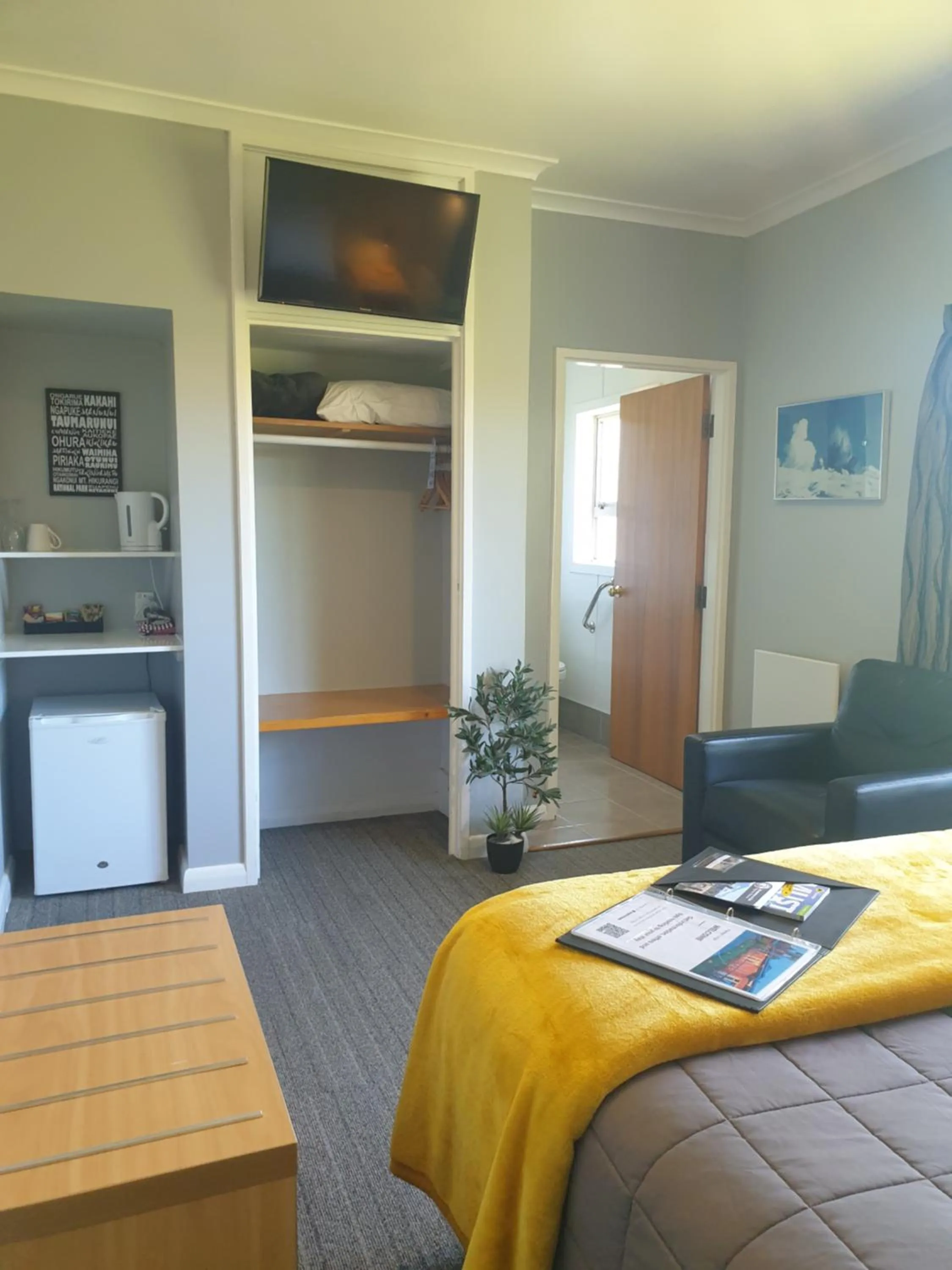 Seating area, Bed in Plateau Lodge