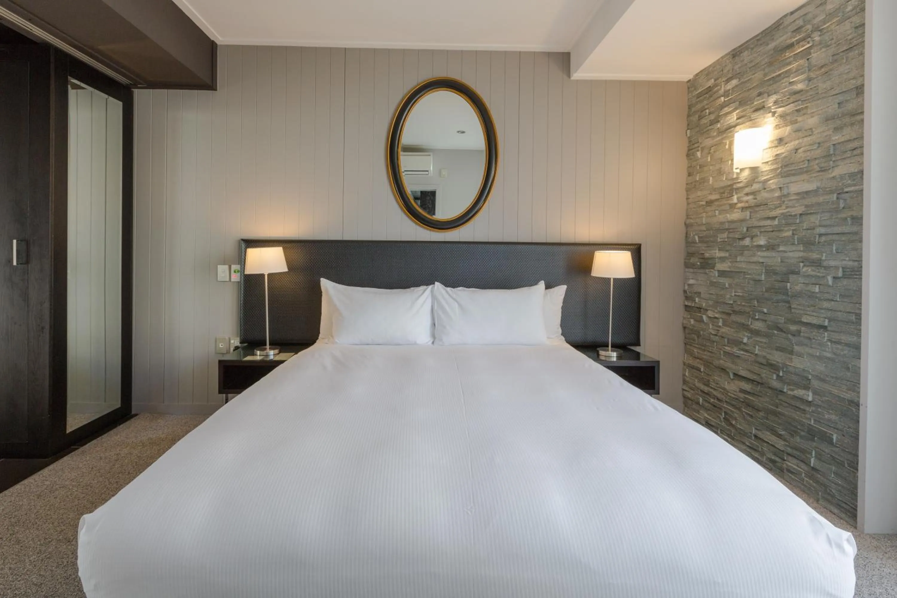 Bed in DoubleTree by Hilton Queenstown