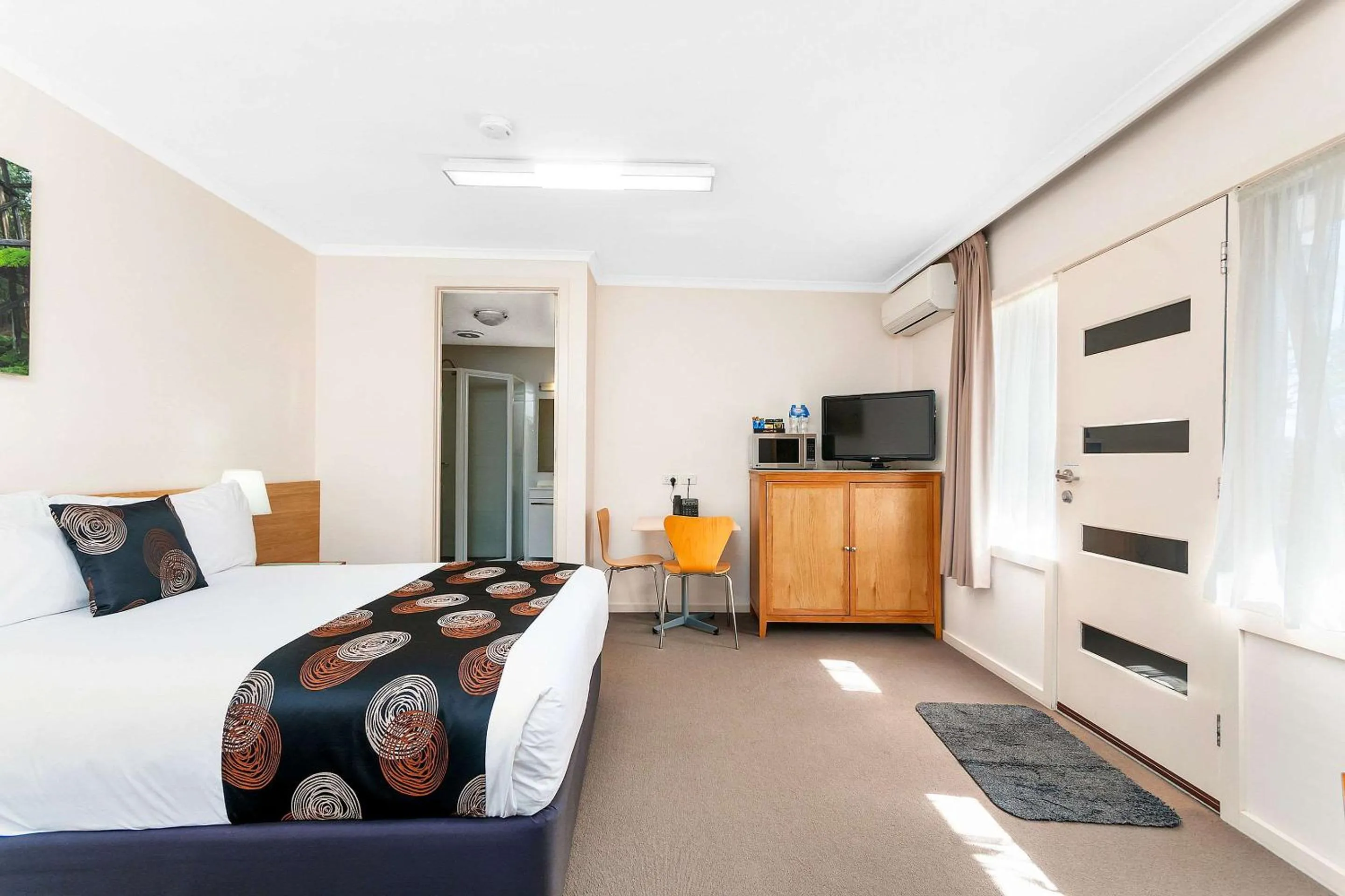 Photo of the whole room, Bed in Comfort Inn & Suites Warragul
