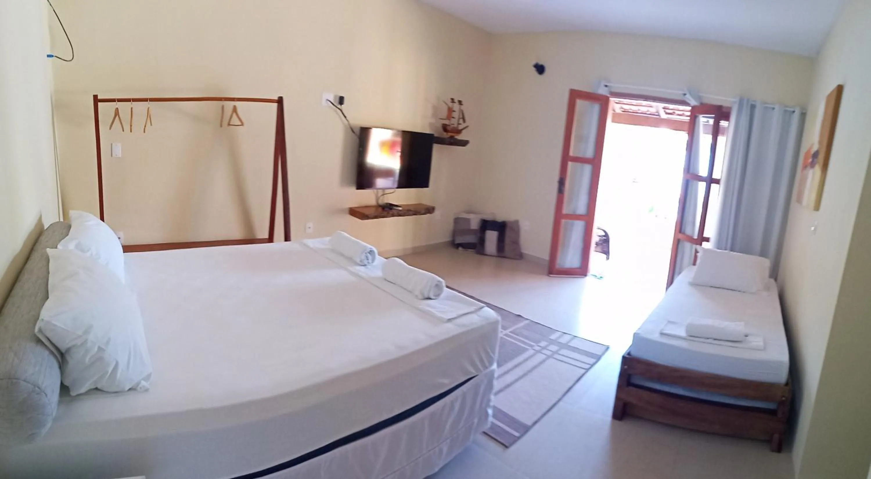 Suite with Balcony - single occupancy in Abrolhos Dive Inn