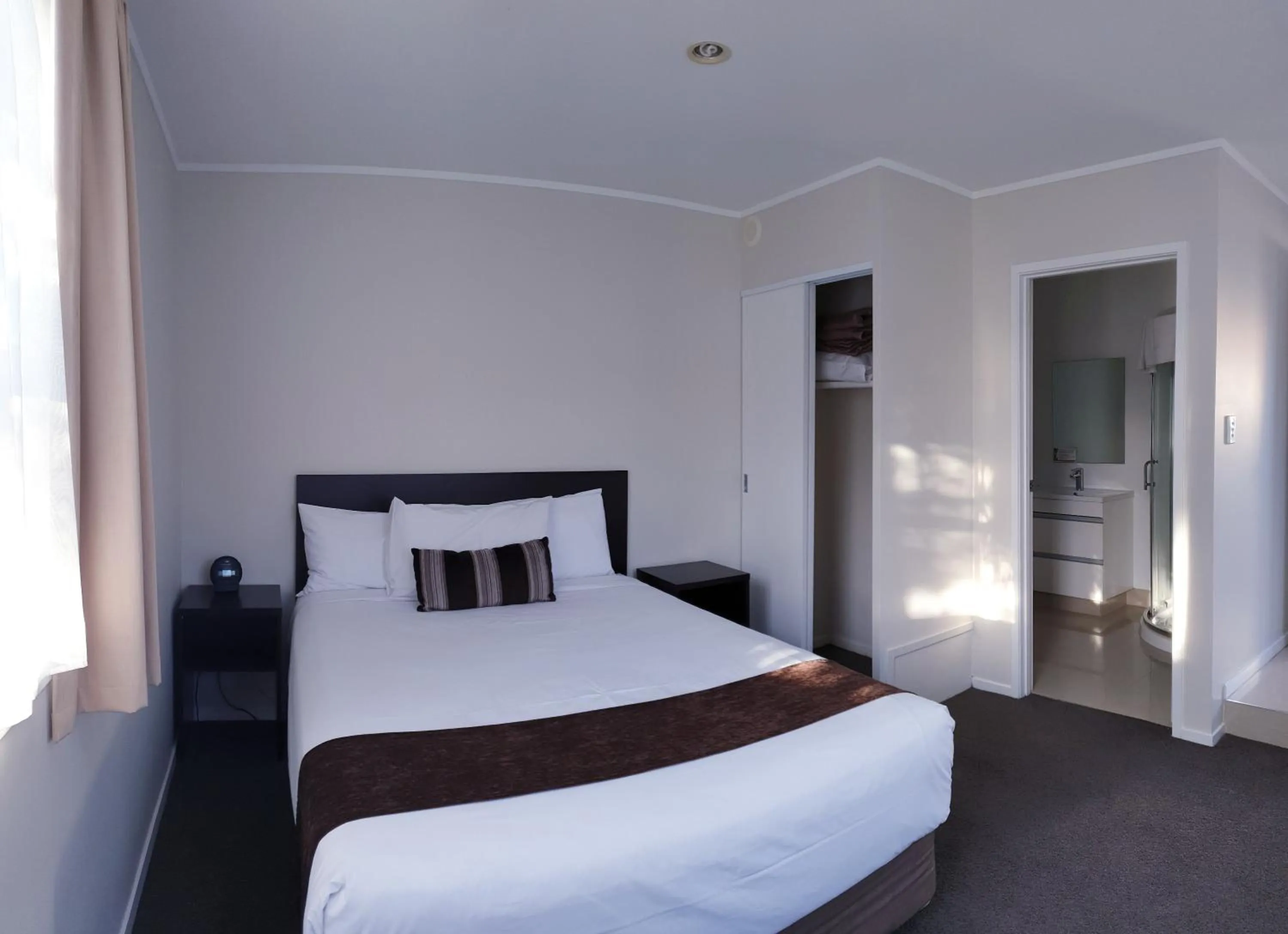 Photo of the whole room, Bed in The Surrey Hotel