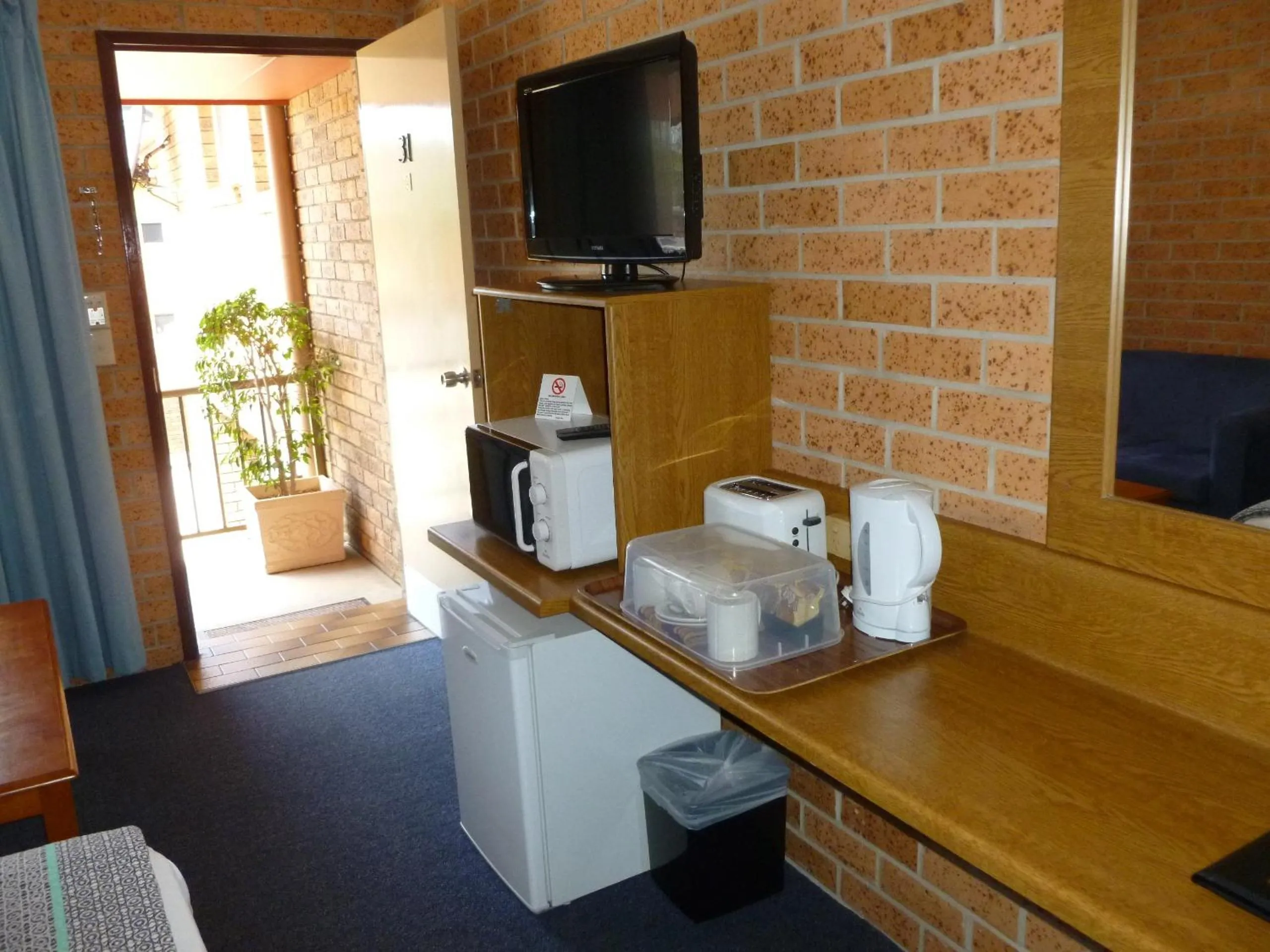 Day in Royal Palms Motor Inn