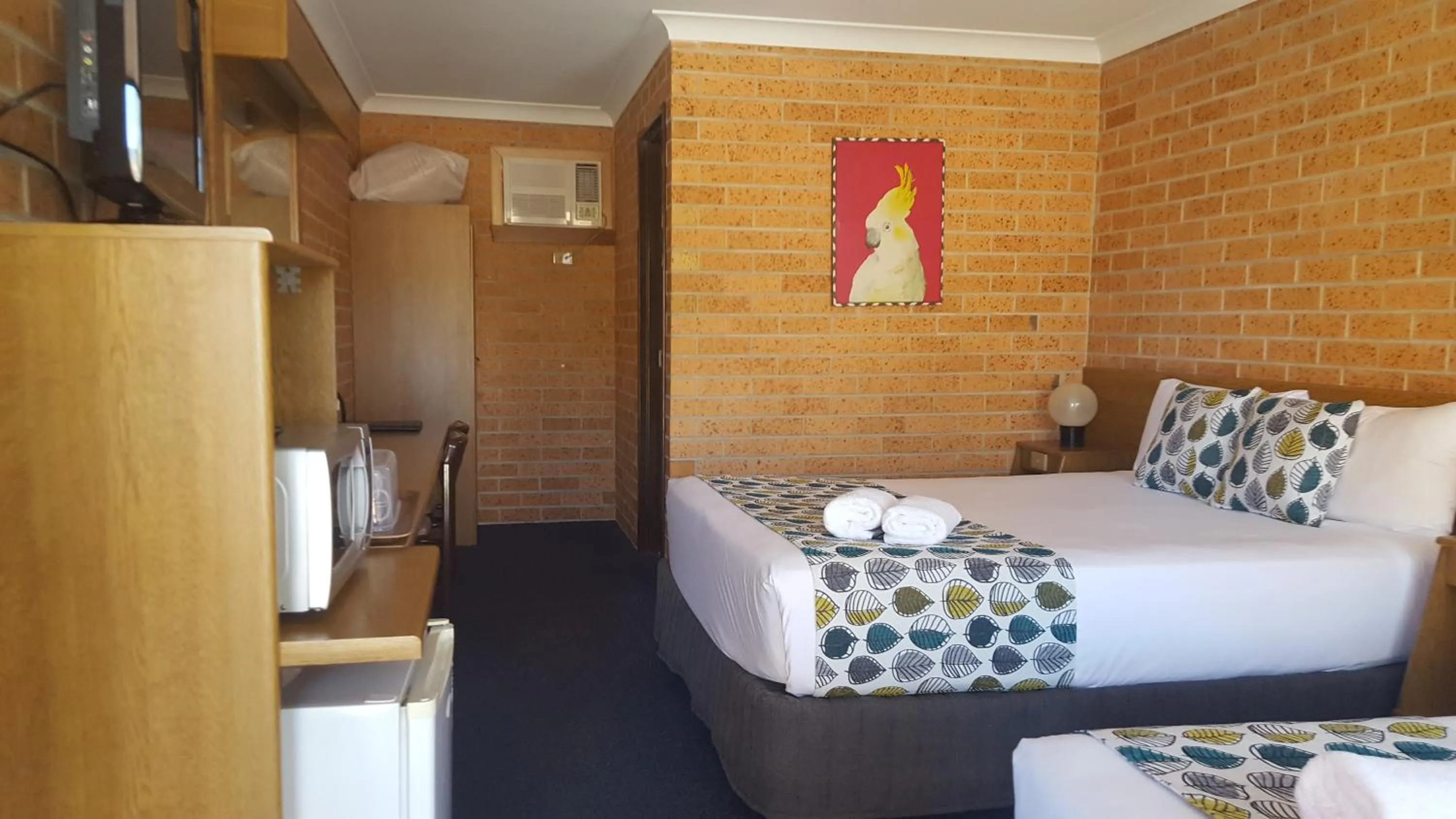 Photo of the whole room, Bed in Royal Palms Motor Inn