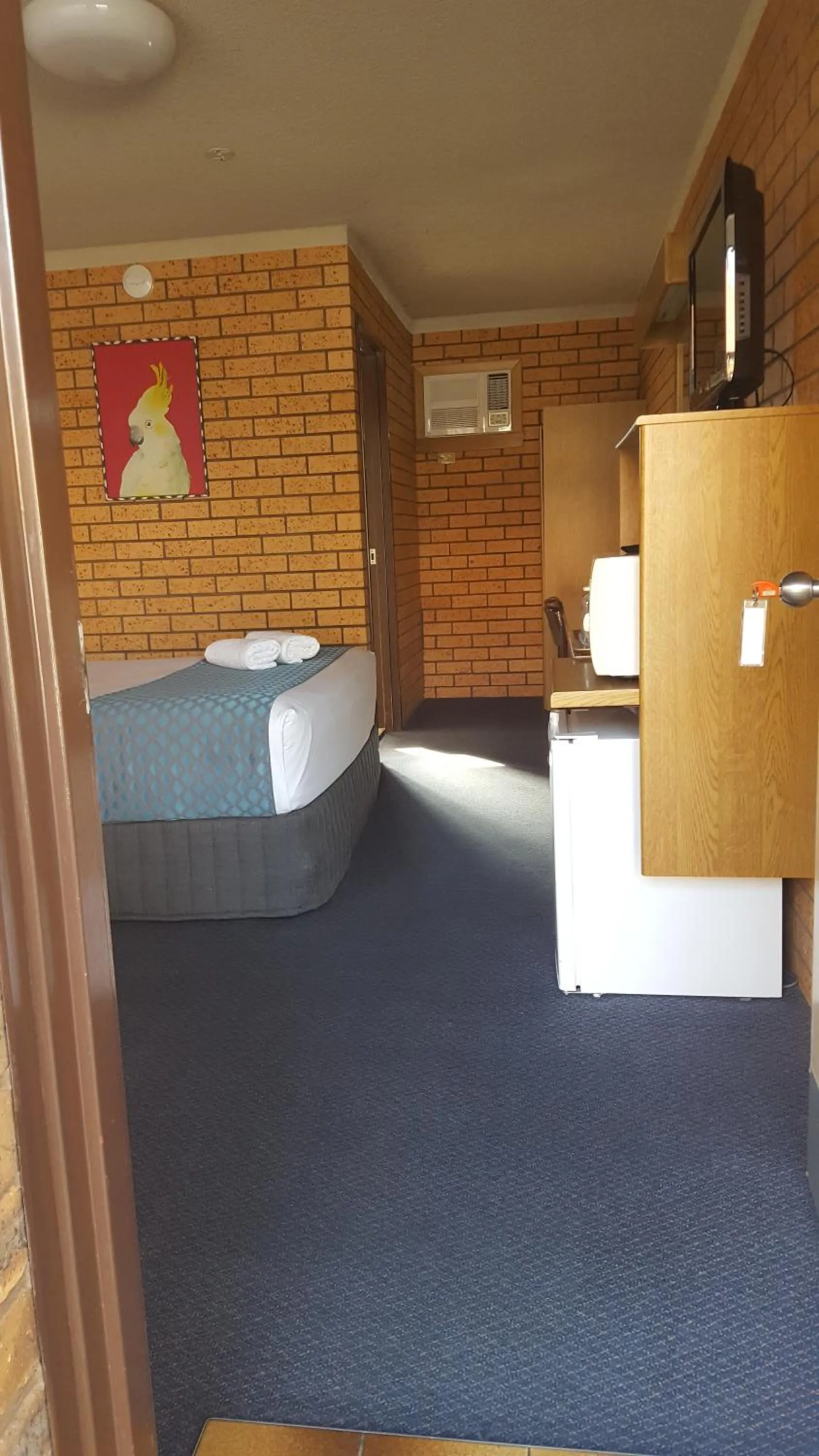 Bed in Royal Palms Motor Inn