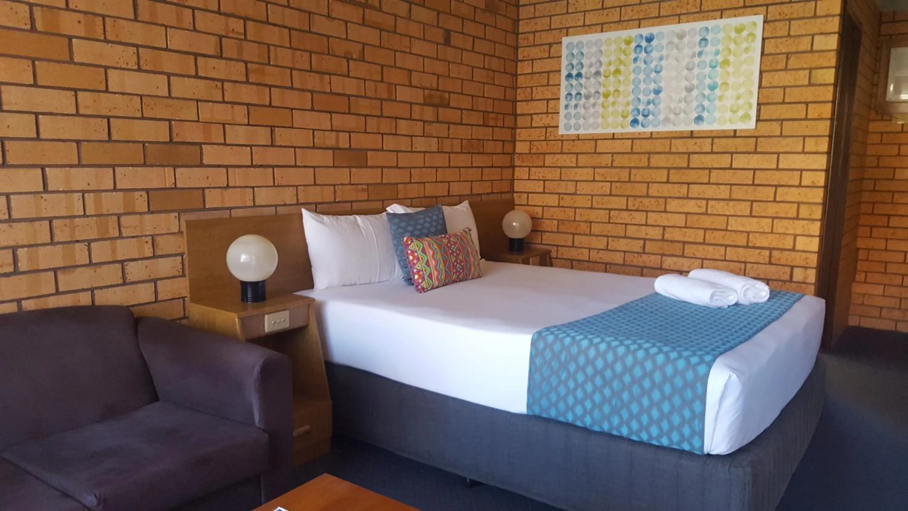 Bed in Royal Palms Motor Inn