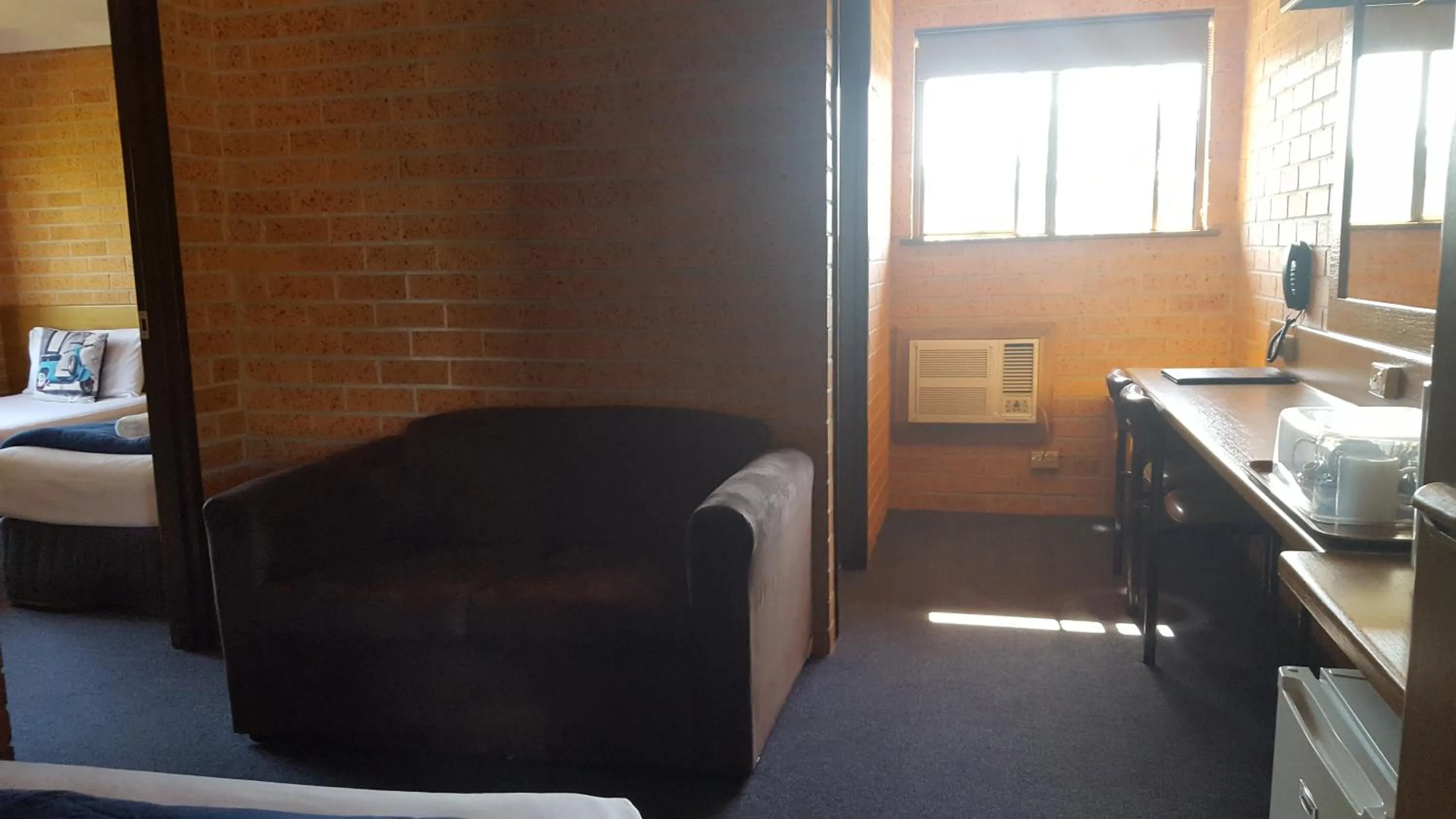 Bed in Royal Palms Motor Inn