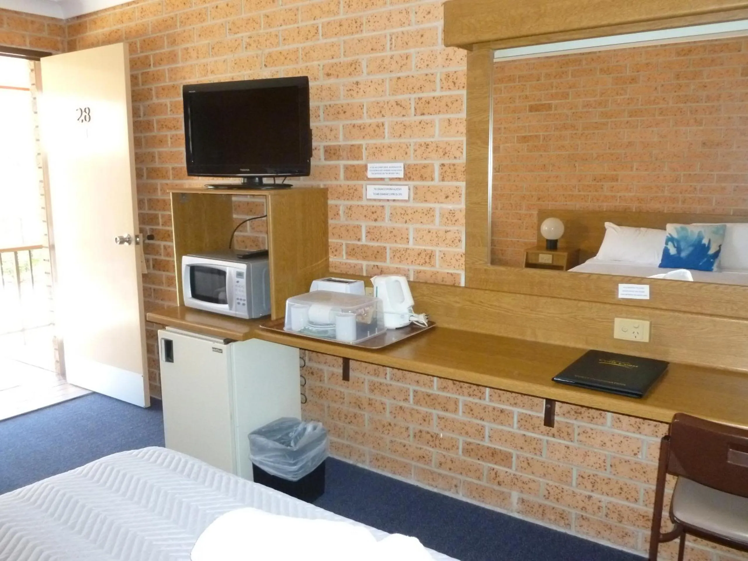 Coffee/tea facilities, Bed in Royal Palms Motor Inn