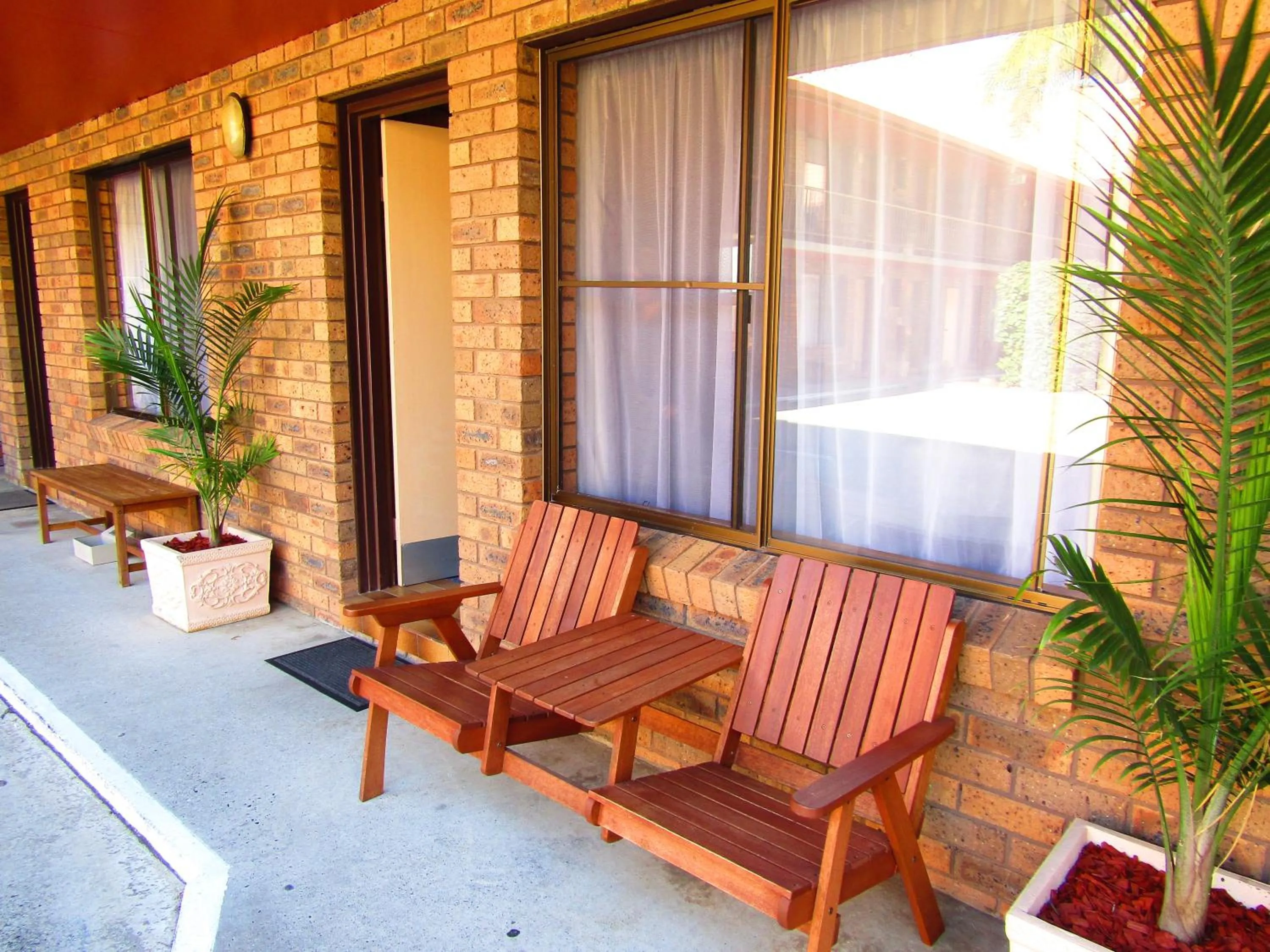 Patio in Royal Palms Motor Inn