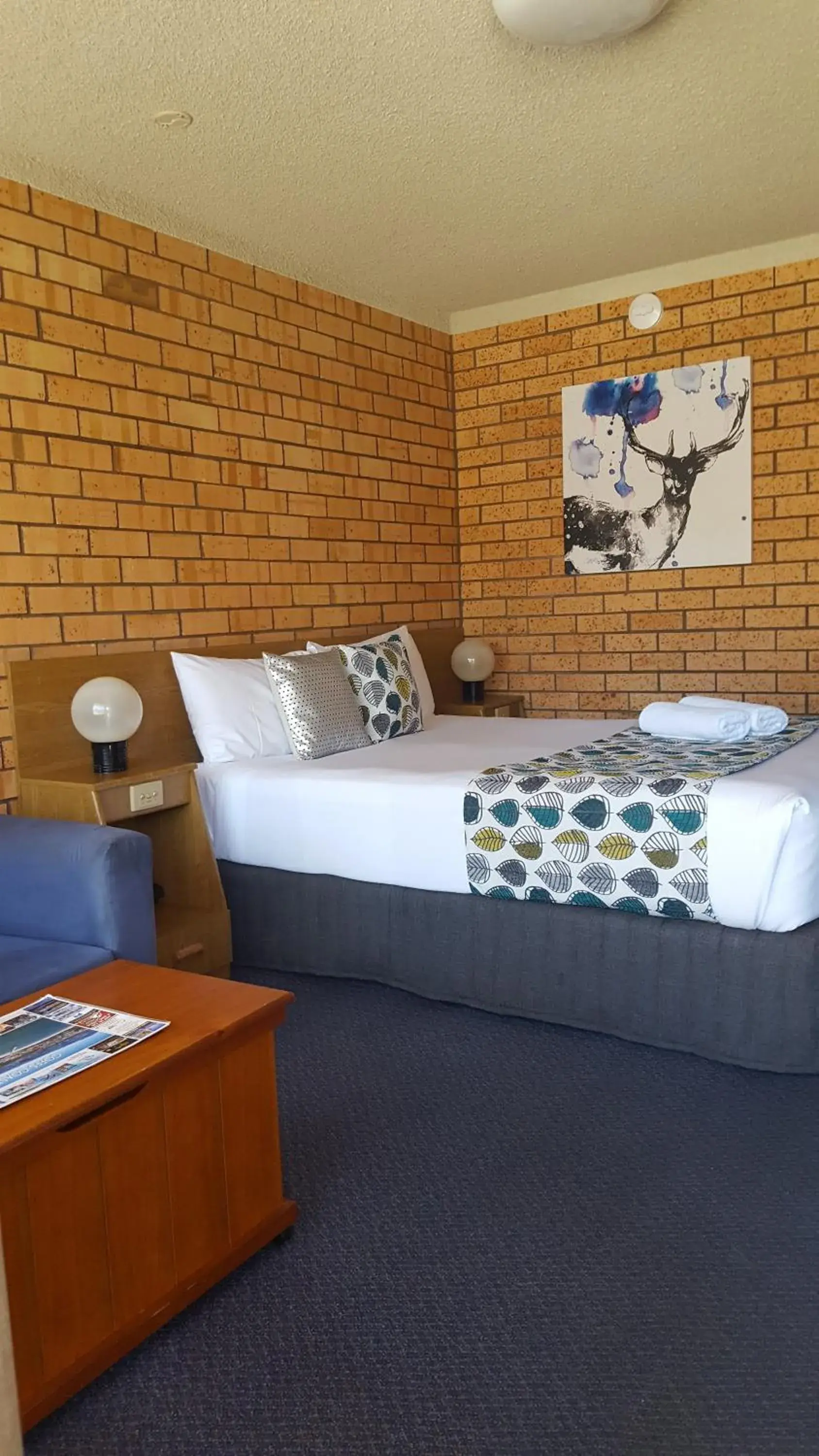 Bed in Royal Palms Motor Inn Bed in Royal Palms Motor Inn