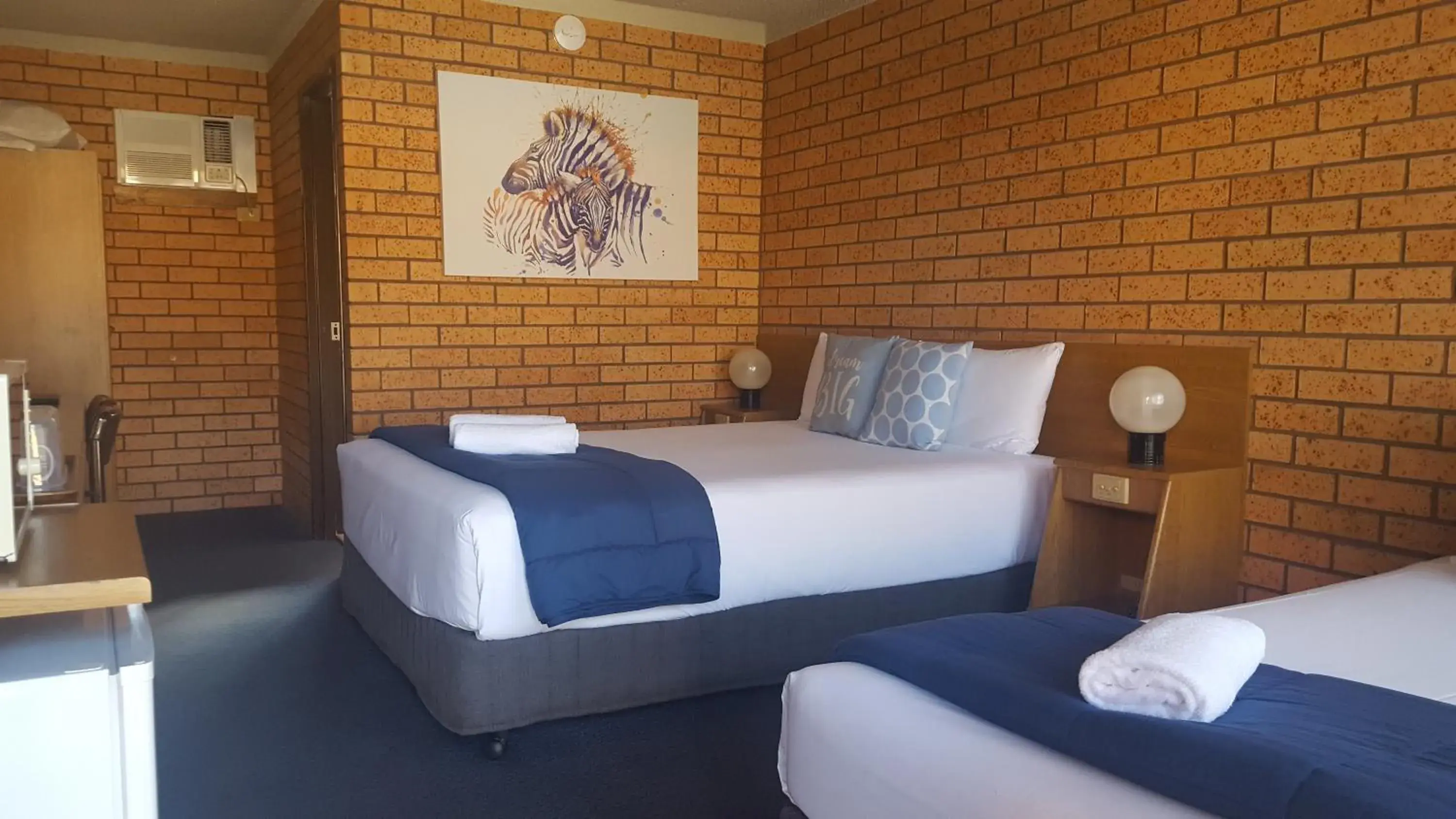 Bed in Royal Palms Motor Inn Bed in Royal Palms Motor Inn