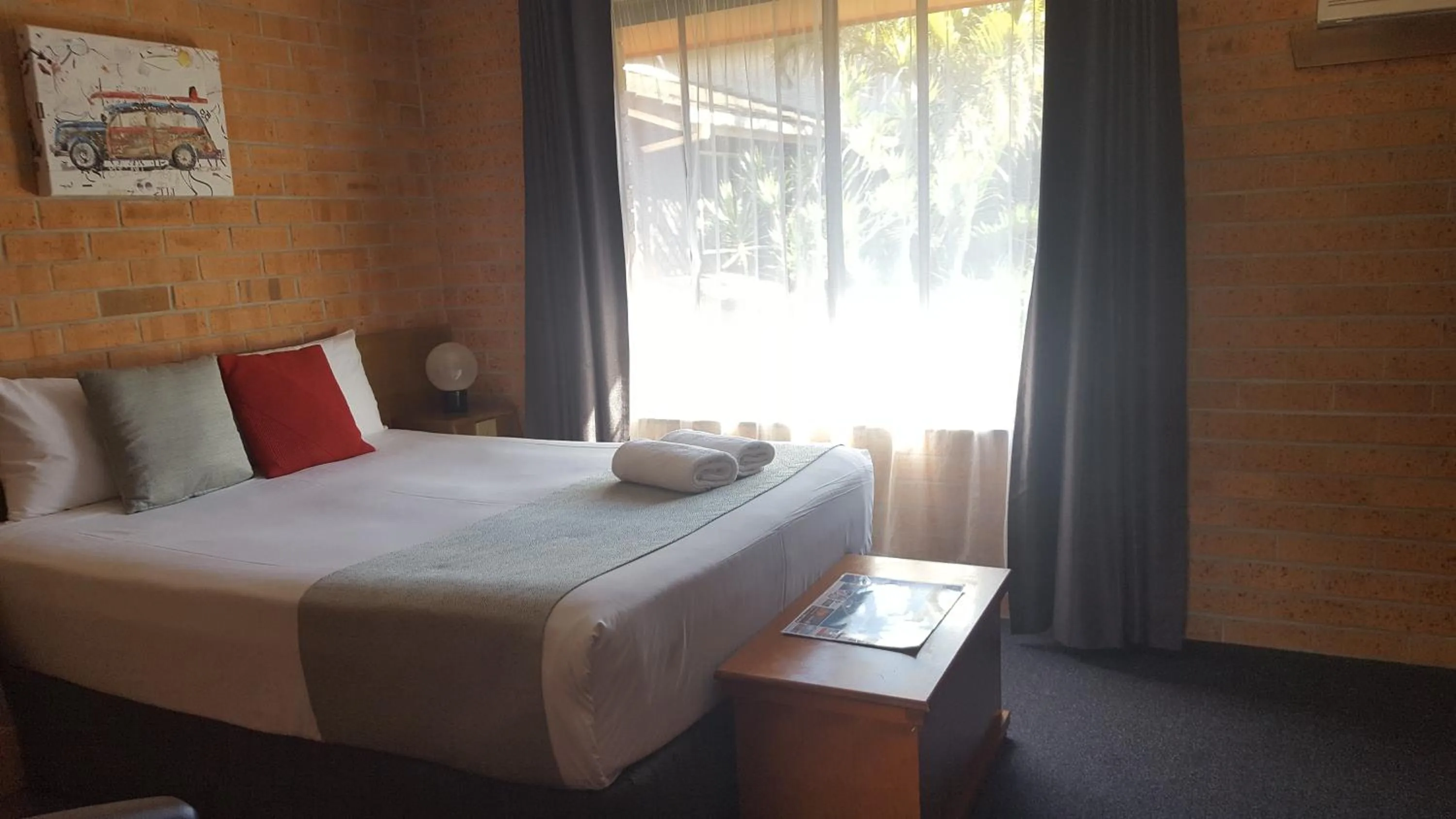 Bed in Royal Palms Motor Inn