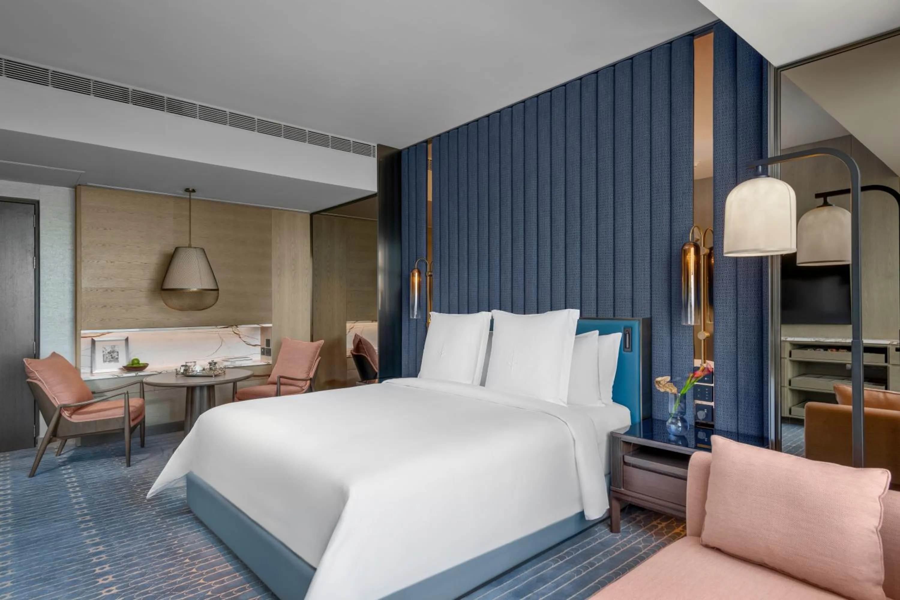 Bedroom, Bed in Four Seasons Hotel Mumbai