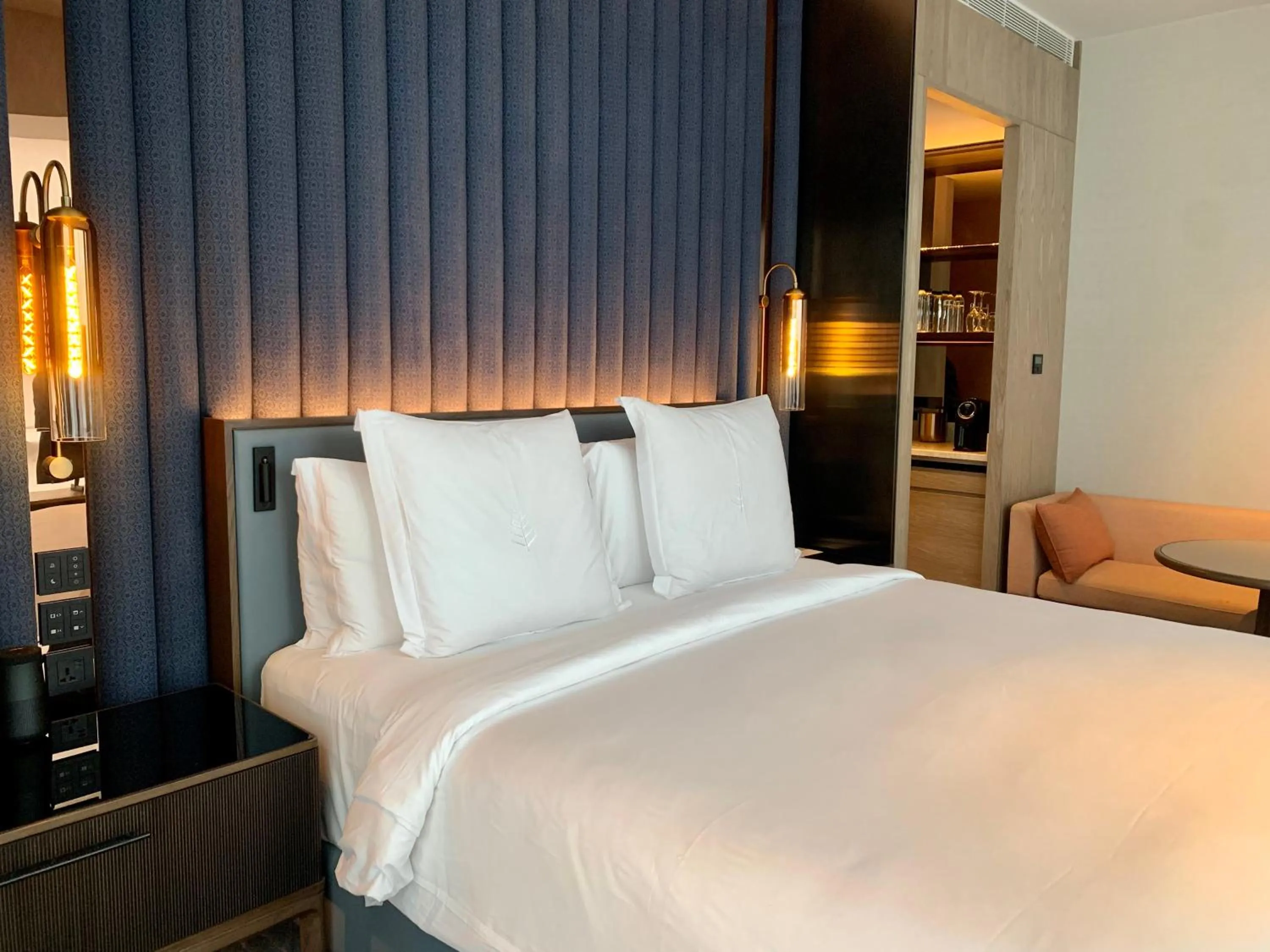 Bed in Four Seasons Hotel Mumbai