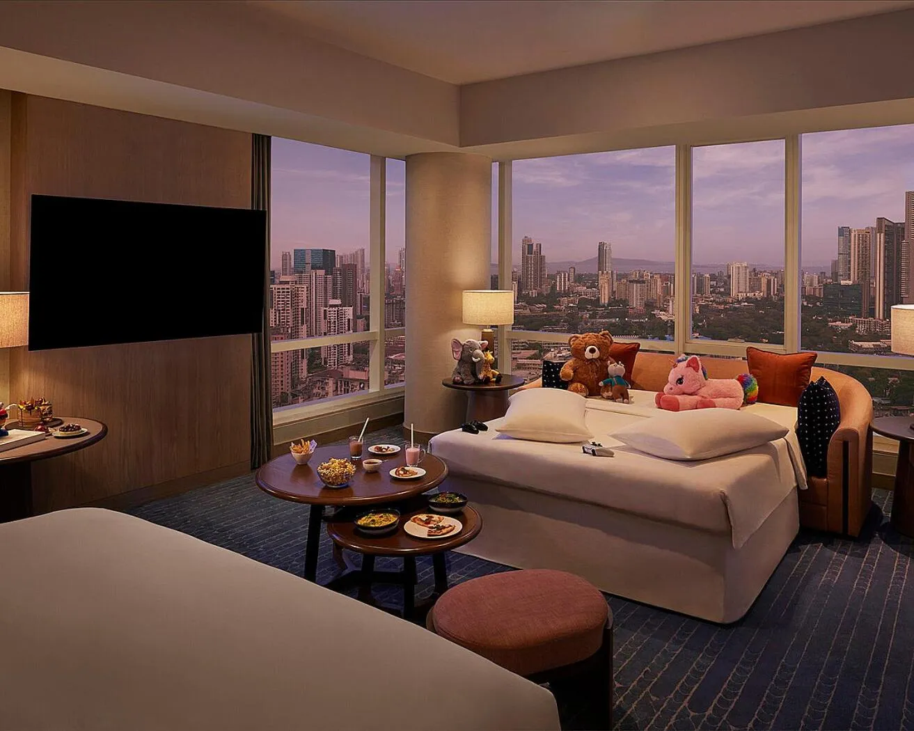 Living room, Bed in Four Seasons Hotel Mumbai