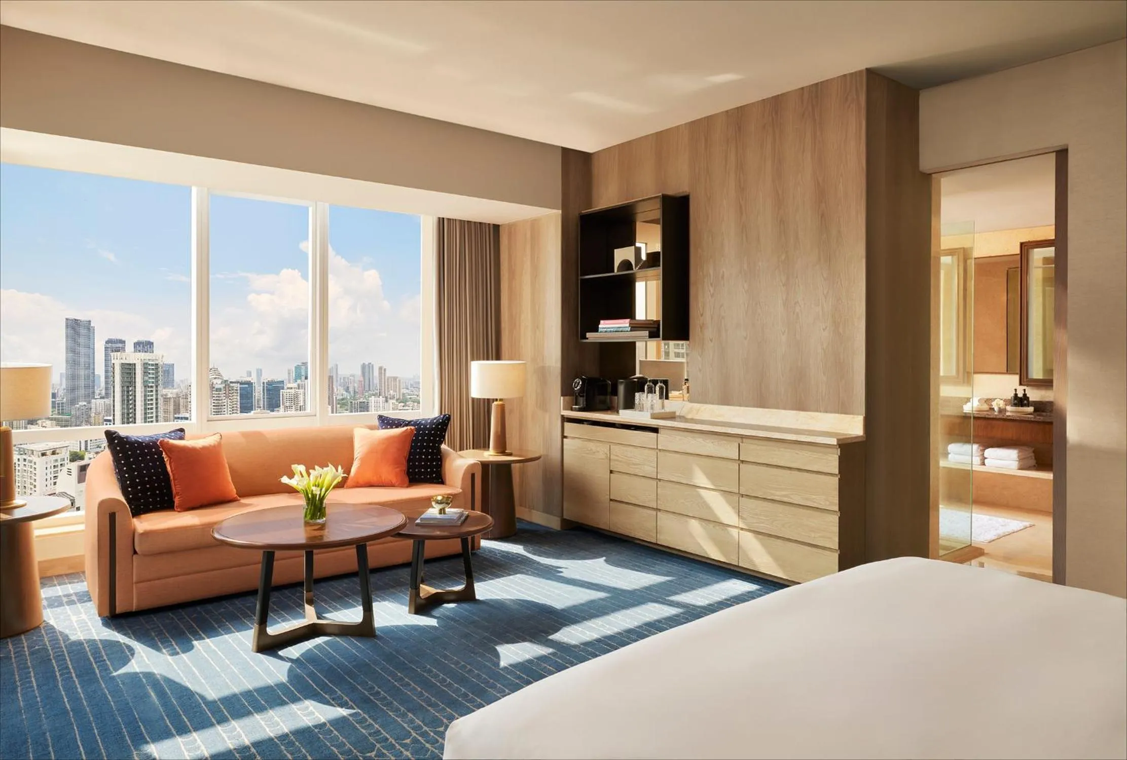 Living room, Bed in Four Seasons Hotel Mumbai