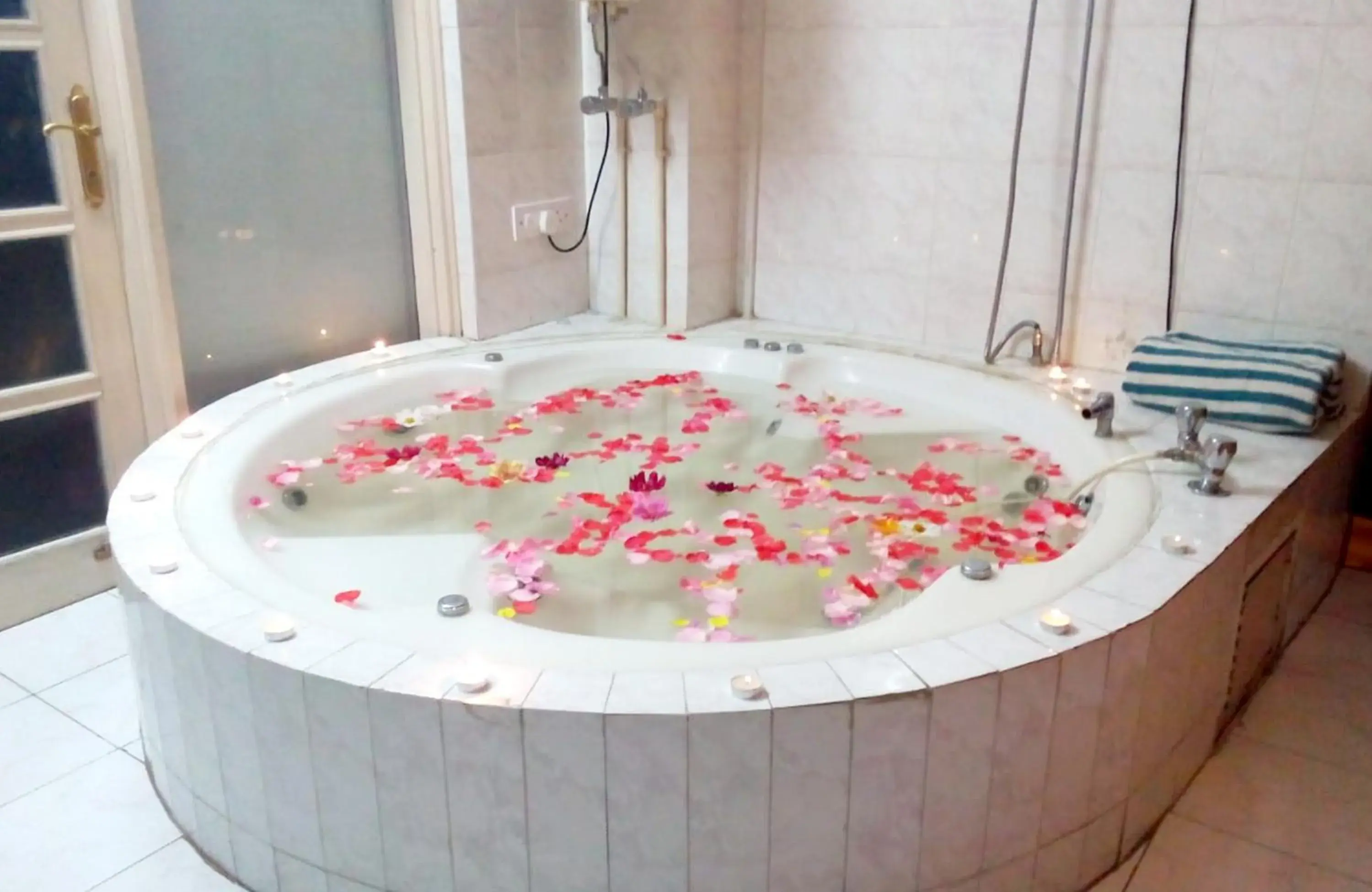 Hot Tub in Toshali Royal View ,S H I M L A Hot Tub in Toshali Royal View ,S H I M L A