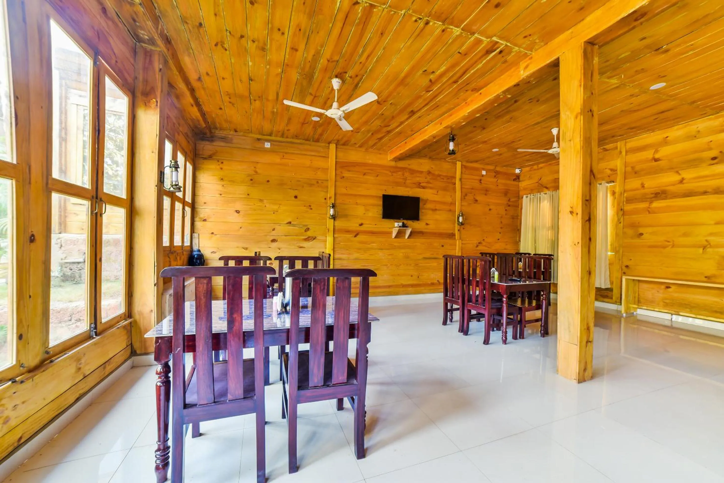 Dining area in Brushwood Villa- Cottages and Bar