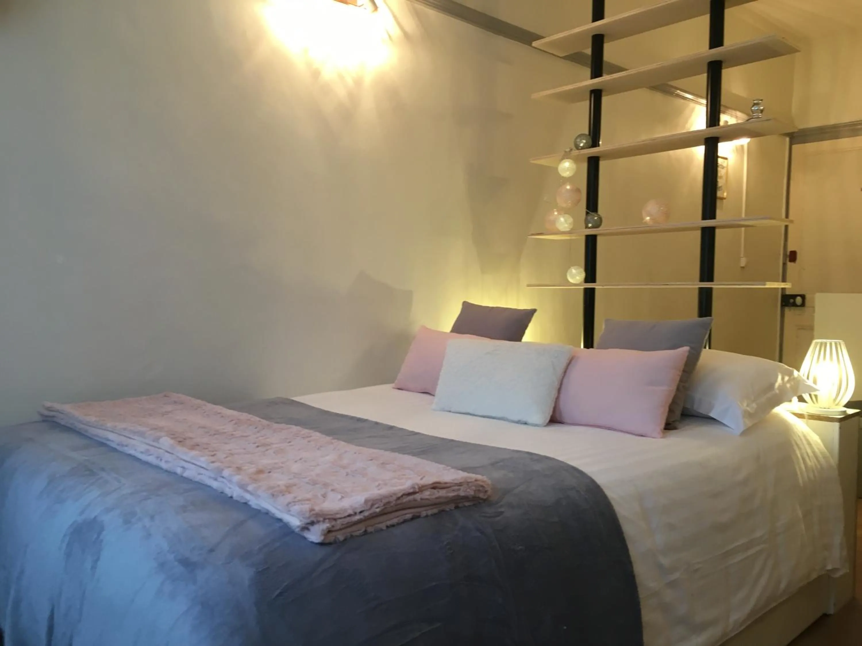 Communal lounge/ TV room, Bed in le studio Champlain