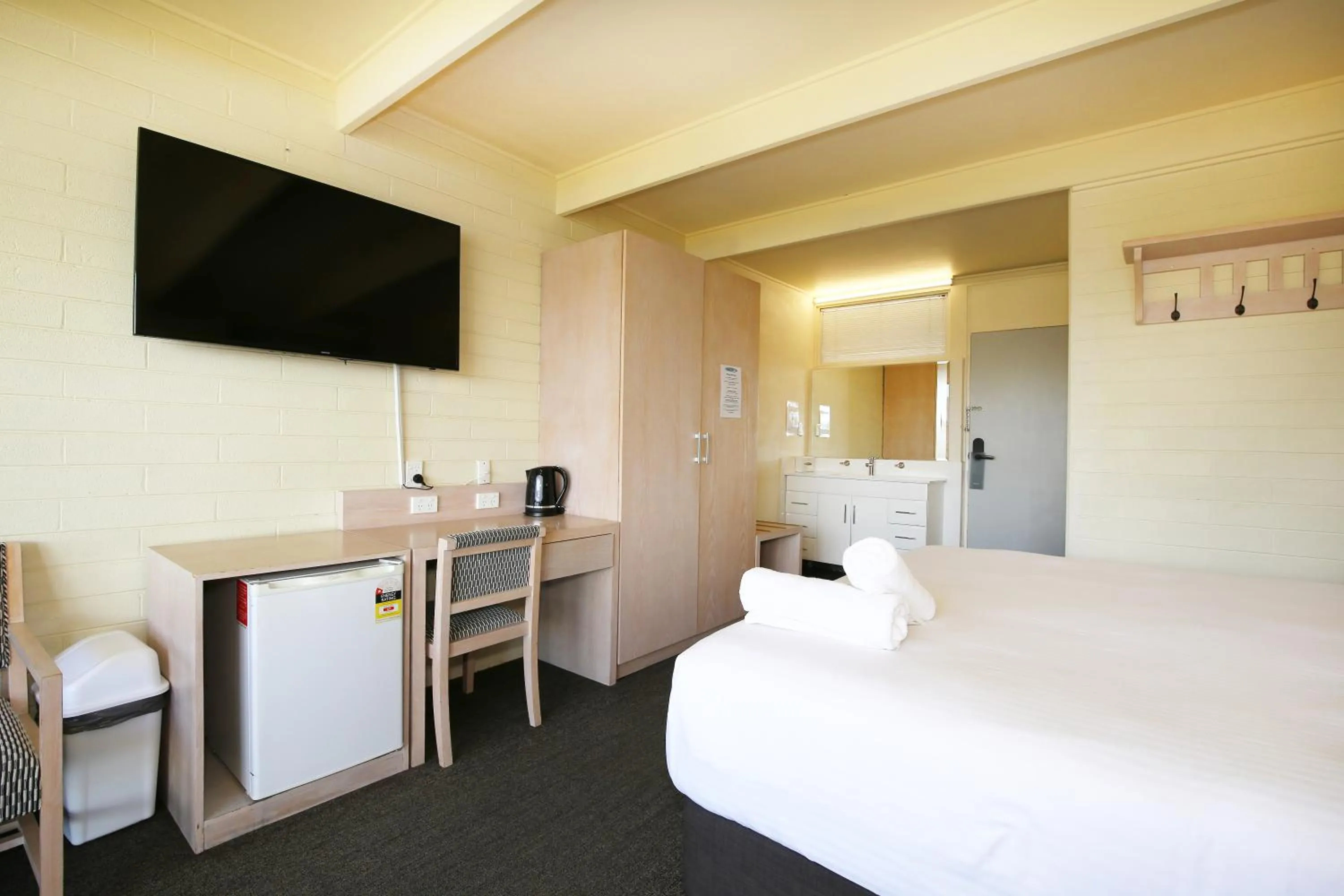 Bed in Lake Jindabyne Hotel